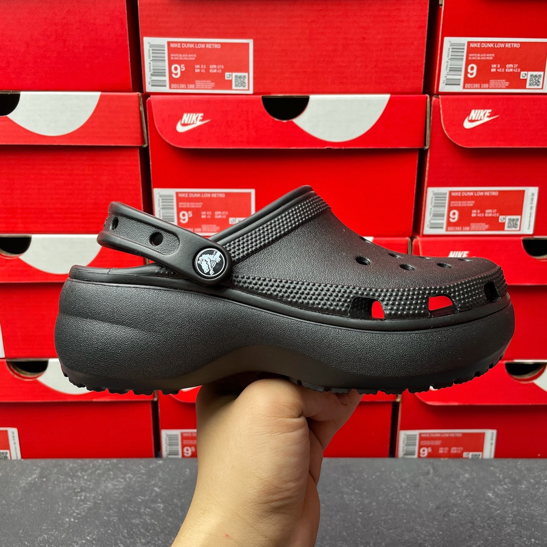 特价💰55
#东莞原装版 全网最强批次 欧洲订单 
Crocs 卡骆驰 Baya Platform Clog 贝雅云朵洞洞鞋 厚底沙滩鞋凉鞋
透明防水袋包装 注意配件需单独购买 
超轻Croslite专利材料打造 鞋面更加耐用易清洗 该鞋款轻盈舒适 
同步官方尺码：
          W5=35-36
          W6=36-37
          W7=37-38
          W8=38-39
          W9=39-40 标准码‼️