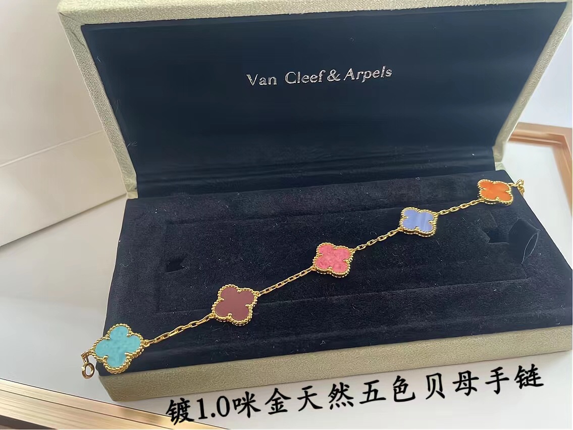 ❤️145包邮/原单代购级别
新款vca粗链条天然五色贝母黄金色
v金材质制作，工艺细腻，细节完美，持久保色！
对版CNC扣 比K金工艺还高级。

总长: 19cm 戴第4朵花15～17.5cm 不限制手围