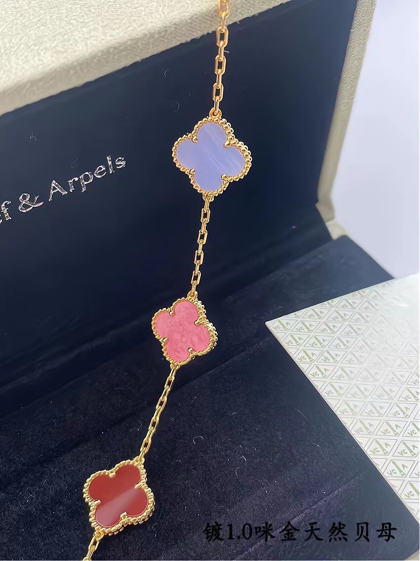 ❤️145包邮/原单代购级别
新款vca粗链条天然五色贝母黄金色
v金材质制作，工艺细腻，细节完美，持久保色！
对版CNC扣 比K金工艺还高级。

总长: 19cm 戴第4朵花15～17.5cm 不限制手围