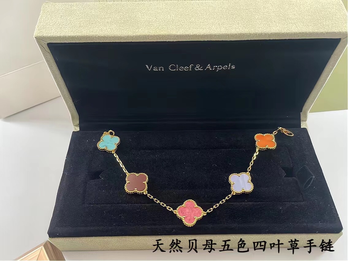 ❤️145包邮/原单代购级别
新款vca粗链条天然五色贝母黄金色
v金材质制作，工艺细腻，细节完美，持久保色！
对版CNC扣 比K金工艺还高级。

总长: 19cm 戴第4朵花15～17.5cm 不限制手围