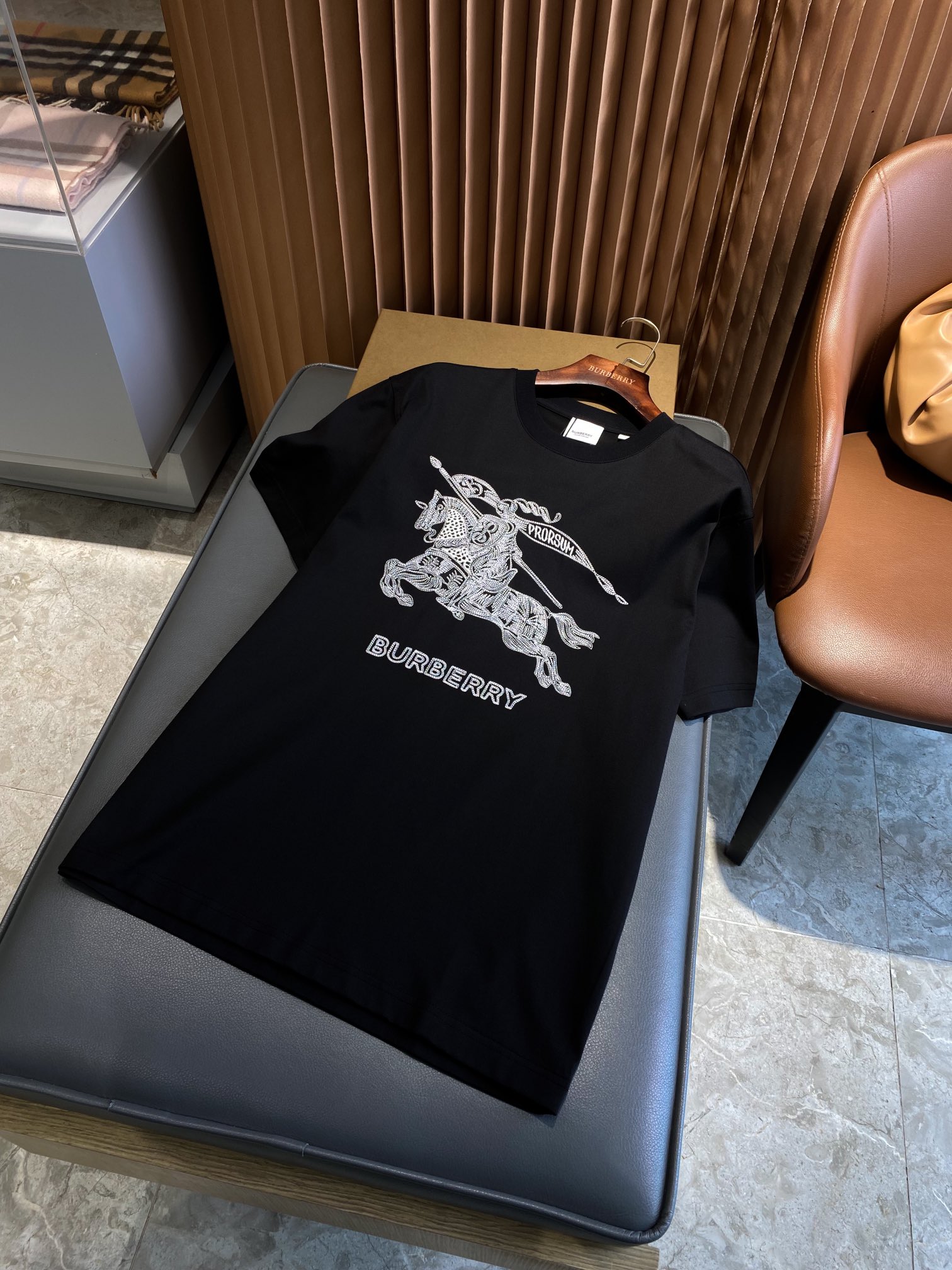 NO:786936,Eye-catching decorations include the Burberry logo and the Equestrian Knight logo (EKD) – a collection of badges launched by Burberry in 1901. The overall loose fit is more youthful and sporty, highlighting the fashion sense of the modern city.  ,Burberry-clothing,burberry,19860909亮眼装饰 Burberry 徽标和马术骑士徽标（EKD）– Burberry 于 1901 年推出的典藏徽章.整体宽松的版型配置,更具青春运动风格,凸显现代都市的时尚感,上身大气出彩,效果极佳,搭配更是省心省力！,博柏利-服装,burberry,,Women's clothing