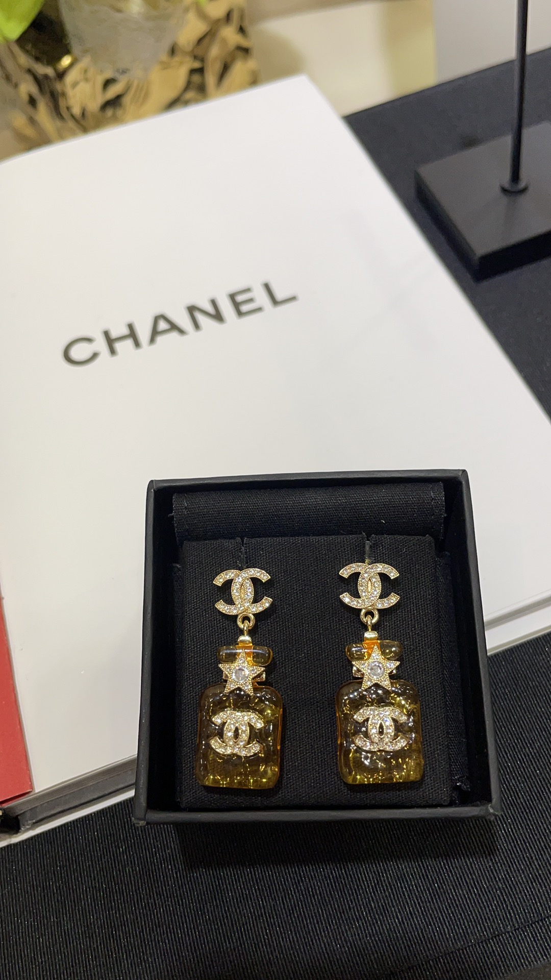 NO:632152,88200, arrived today and bought yb 23S new clear yellow perfume bottle star double C earrings. Transparent yellow perfume bottle, as yellow as amber. The texture is amazing, really gentle, elegant and cute. The real thing is invincible and beautiful. This is not heavy and has no burden on the ears. Exclusive purchase developed by yb. Swarovski diamond material, Cartier high-end jewelry1986090988200,今日到货购入yb 23S新款清透黄色香水瓶星星双C耳钉 透明黄色香水瓶 像琥珀一般黄澄澄的 质感超赞真的很温柔优雅可爱 实物无敌爆炸好看 这款不重 上耳无负担 独家购入yb开发 施华洛钻材质,,卡迪亚高端饰品,Jewelry