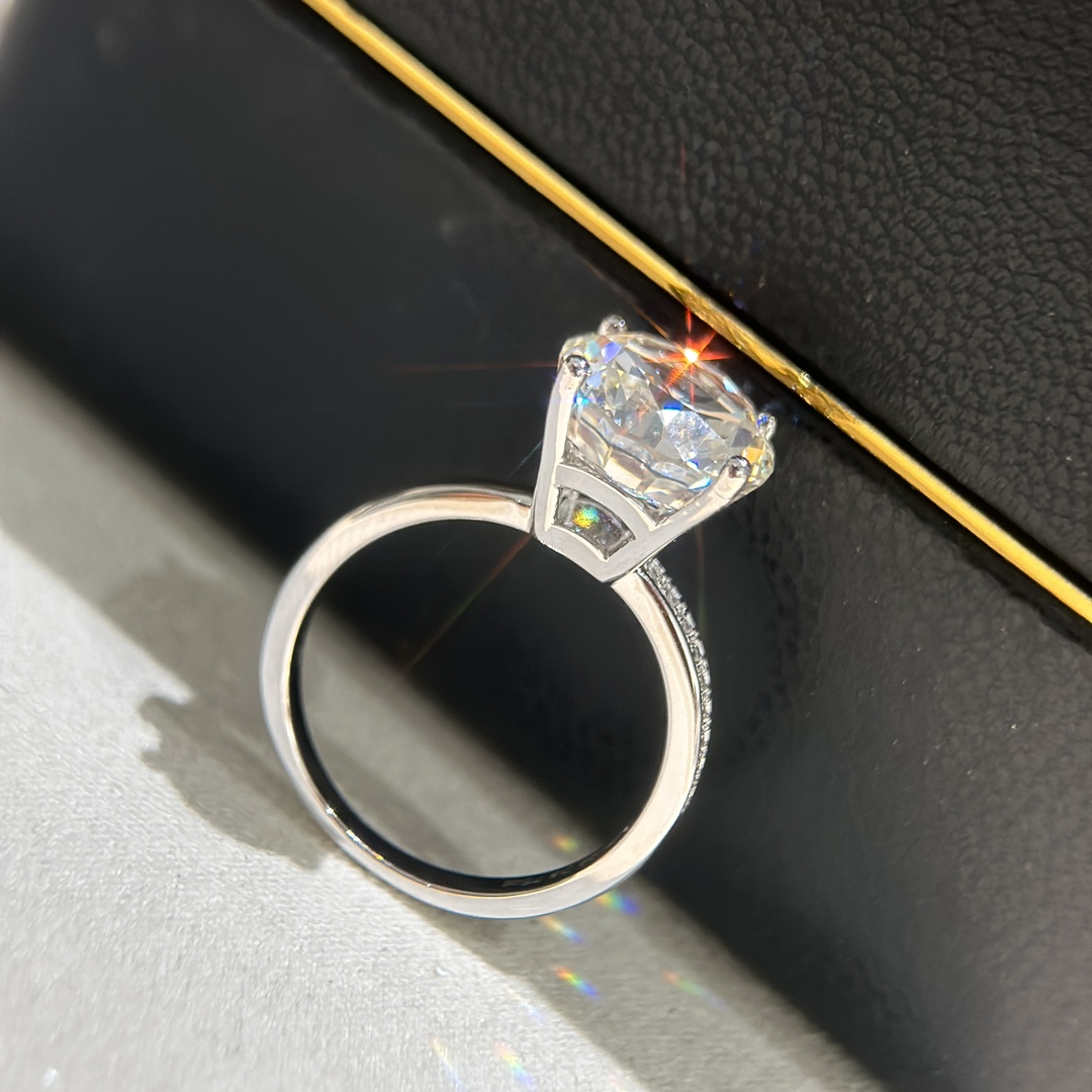 
A0809 💎【仿真钻 】富婆系列 四克拉 圆钻戒指   原单顶级925纯银镶嵌 采用四爪镶嵌结构，6