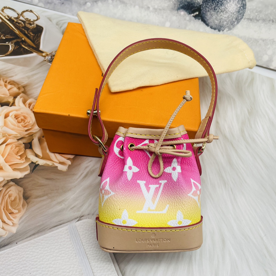 Mini handbag on shoulder
