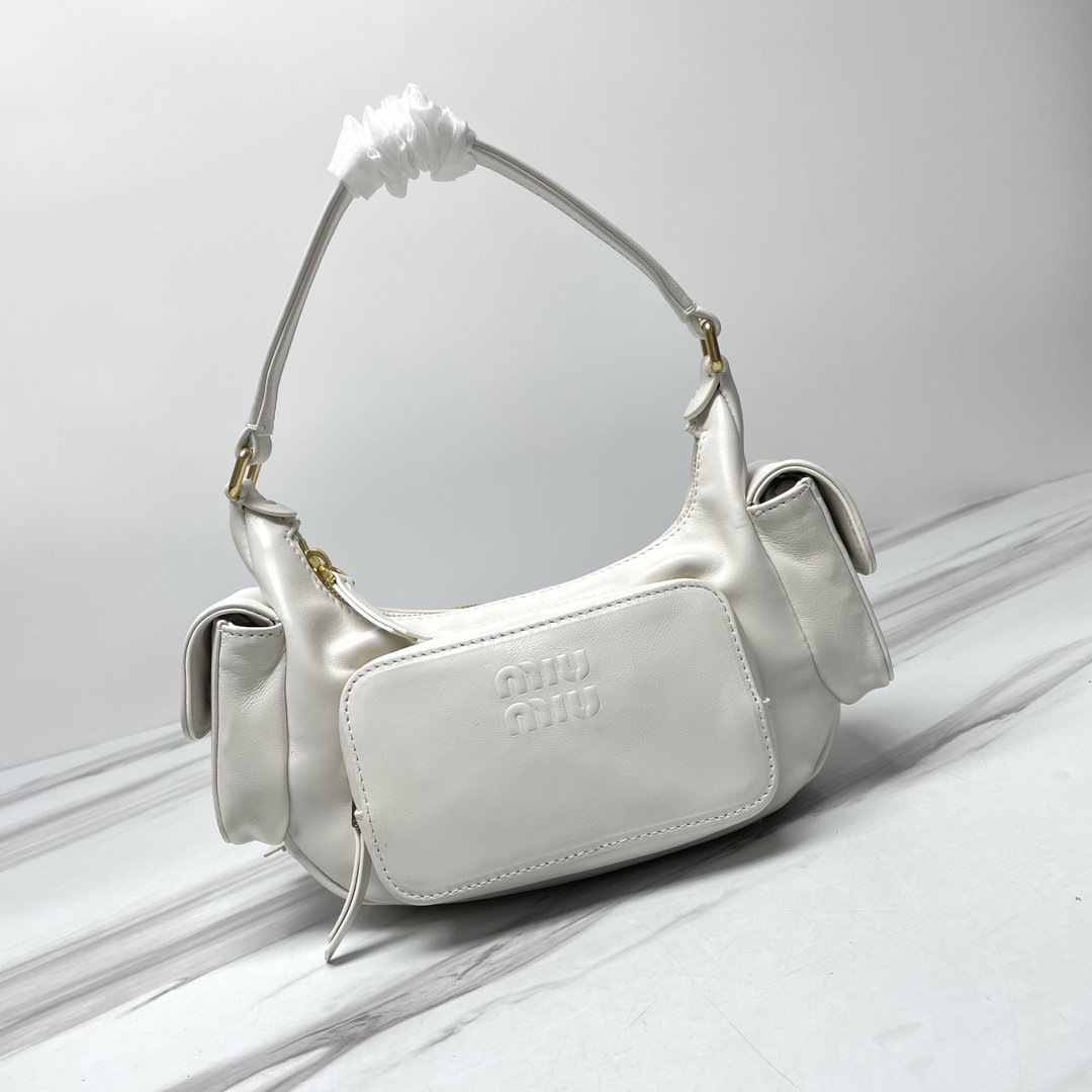 P860 5BC146, el bolso más especial de MiuMiu este año, estilo motero, confeccionado en piel de cordero importada de pri…