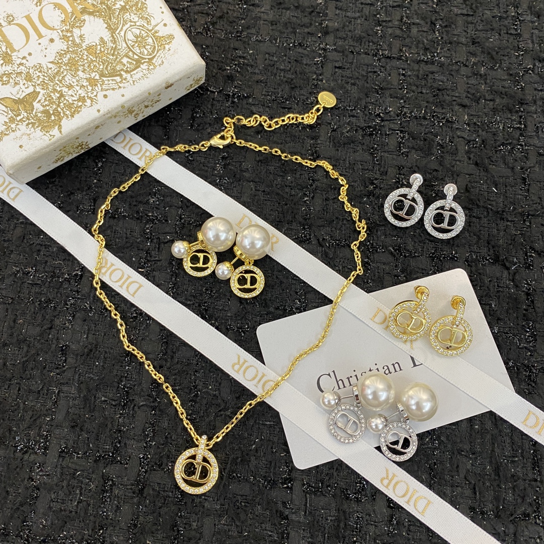  编码E1845  
🛍Dior家新款耳钉🤘配有CD  bring经典元素
🌈珍珠镶钻搭配显高档优雅
🤡