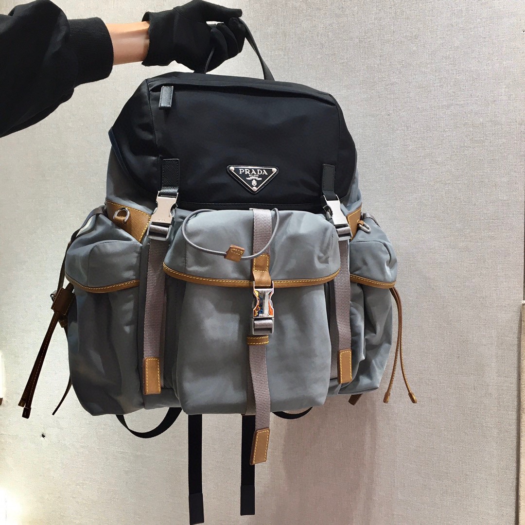 🎉Nueva mochila 🎉2VZ074 mochila👏👏 Confeccionada en tejido con ribete de piel Saffiano, presenta un diseño que combin…
