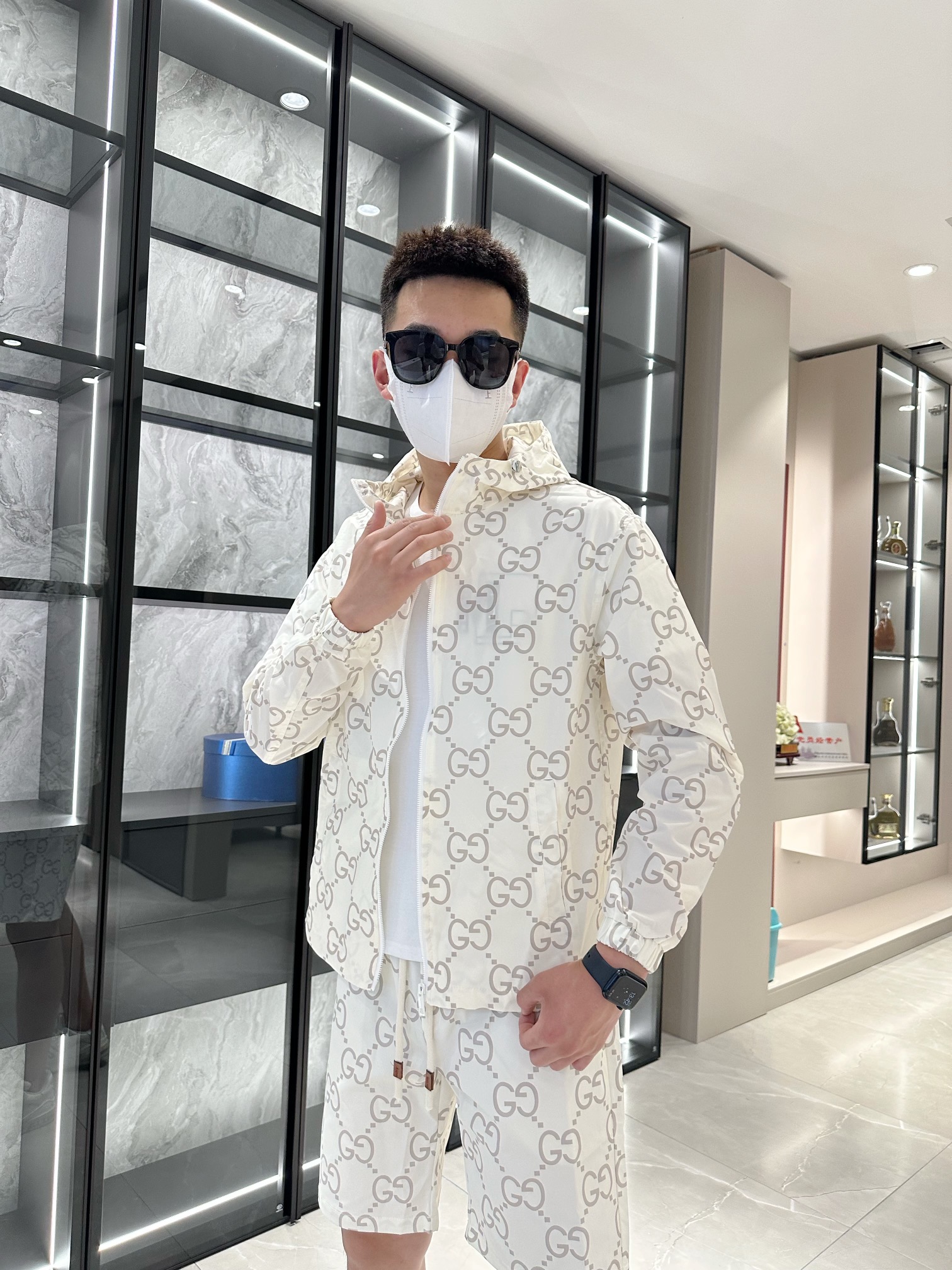 NO:410409,Gucci sunscreen suit is a must-have for summer, skin-friendly and refreshing fabric, super versatile, adaptable to a wide range of people, can be used for all ages, and popular products are recommended!  Code number M-3XL order to report height and weight, gucci, gucci, alexander wang19860909古驰Gucci 防晒衣套装 夏季必备 亲肤透爽面料 超百搭 适应人群广泛 各种年龄段都可驾驭 爆品力推！ 码数M-3XL下单报身高体重,,gucci,gucci,alexander wang,Men's clothing