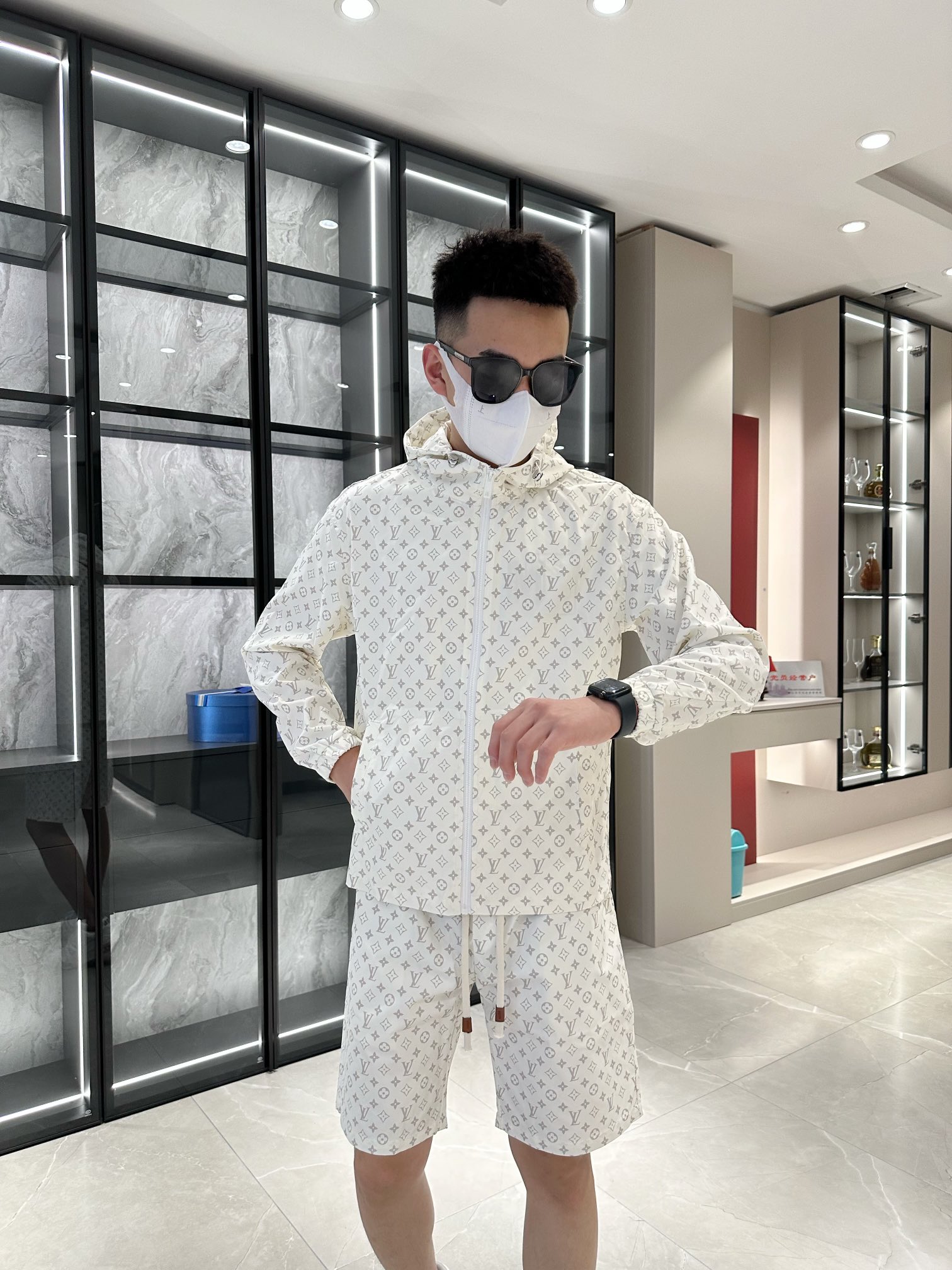 NO:410415,Louis Vuitton LV sun protection suit must-have in summer, skin-friendly and refreshing fabric, super versatile, adaptable to a wide range of people, can be used for all ages, and popular products are recommended!  Count M-3XL order to report height and weight, louis vuitton,louis vuitton,alexander wang19860909路易威登LV 防晒衣套装 夏季必备 亲肤透爽面料 超百搭 适应人群广泛 各种年龄段都可驾驭 爆品力推！ 码数M-3XL下单报身高体重,,louis vuitton,louis vuitton,alexander wang,Men's clothing