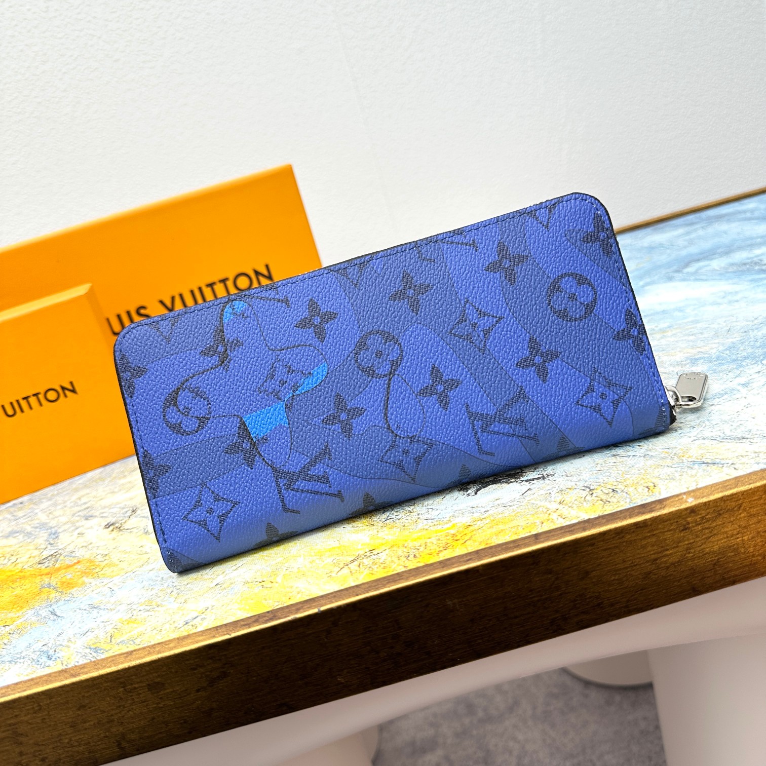 Leather wallet interior card slots and compartments