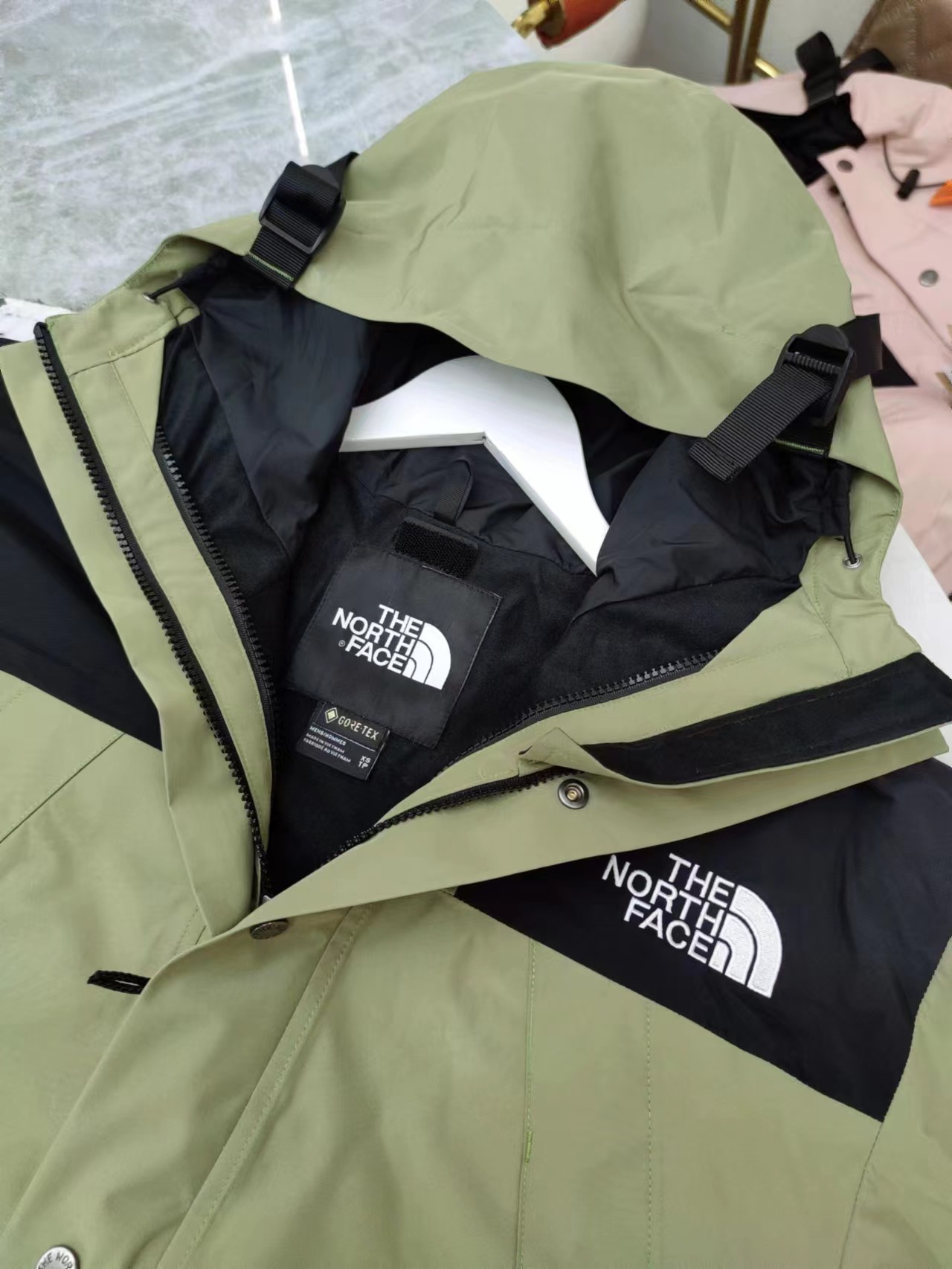P470💰
全压胶版本欢迎对比
颜色:抹茶绿
TNF北面1990冲锋衣
𝗧𝗵𝗲 𝗡𝗼𝗿𝘁𝗵 𝗙𝗮𝗰𝗲 𝟭𝟵𝟵𝟬 自拍细节展示-𝗧𝗲𝘅
尺码:XS S M L XL XXL
产品细节特性:
1、 防水为国际ISO标准90(ISO4)级别达到荷叶水珠滚动效果!
2、 面料:采用2L双层Gore-tex面料,面料表层做超高强度防水,内层覆膜,所以到达三层防水的效果,使成衣具有防水防污透气的出色户外效果。
3、 内里:原厂植绒布,提高贴合度,保暖防寒。区别市面低端版本。
4、刺绣:进口田岛刺绣机还原ZP。田岛刺绣工整立体,饱满度立体感以及每个字母的神韵特点,一笔一划工工整整立体效果强烈
5、辅料:全衣原厂YKK拉链,可承受10万次拉力磨损,原厂魔术贴。开模定制五金配件,字体清晰立体
6、颗纽扣方向全部一致,水洗标二维码与zp一致,可扫!