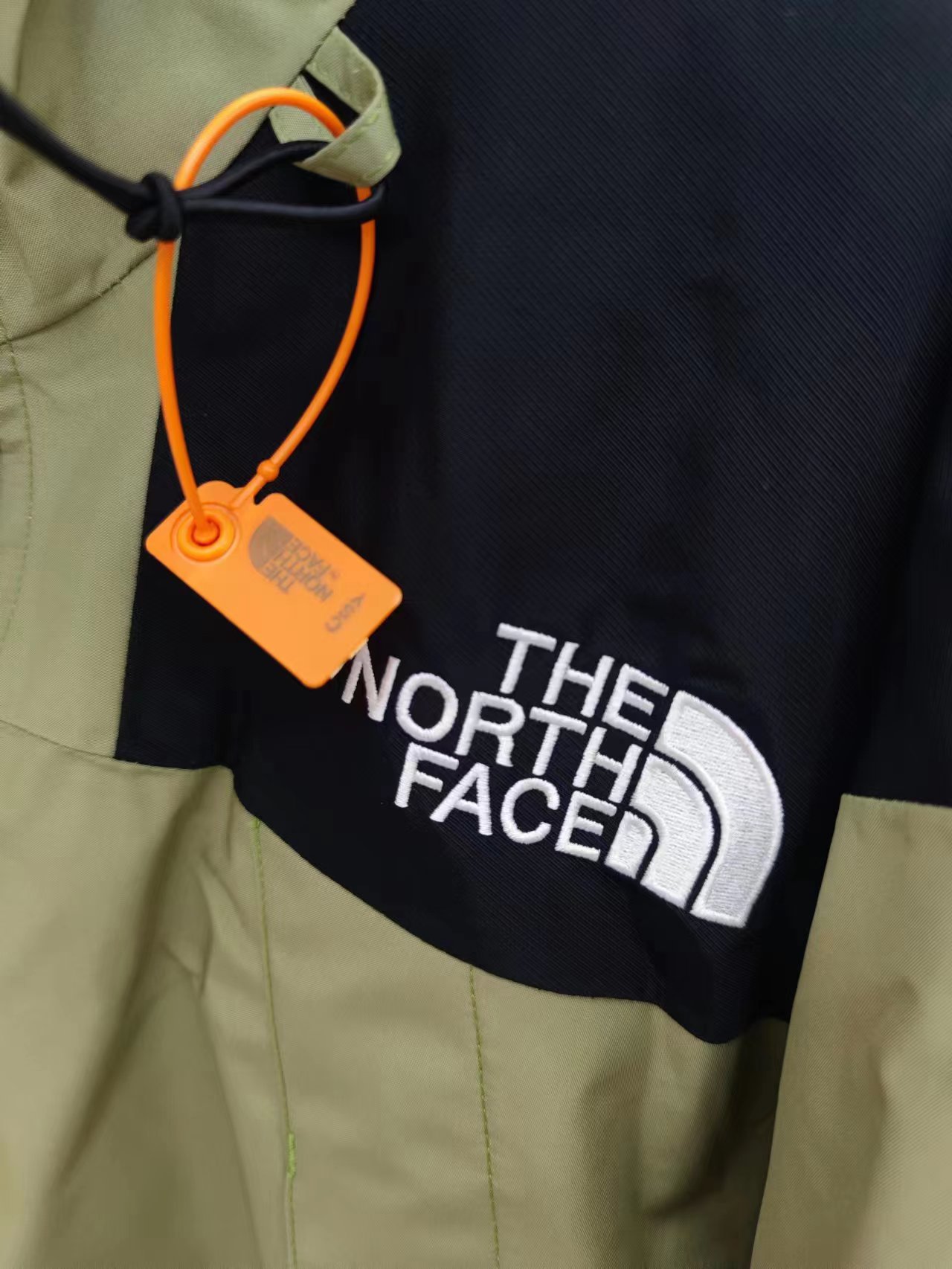 P470💰
全压胶版本欢迎对比
颜色:抹茶绿
TNF北面1990冲锋衣
𝗧𝗵𝗲 𝗡𝗼𝗿𝘁𝗵 𝗙𝗮𝗰𝗲 𝟭𝟵𝟵𝟬 自拍细节展示-𝗧𝗲𝘅
尺码:XS S M L XL XXL
产品细节特性:
1、 防水为国际ISO标准90(ISO4)级别达到荷叶水珠滚动效果!
2、 面料:采用2L双层Gore-tex面料,面料表层做超高强度防水,内层覆膜,所以到达三层防水的效果,使成衣具有防水防污透气的出色户外效果。
3、 内里:原厂植绒布,提高贴合度,保暖防寒。区别市面低端版本。
4、刺绣:进口田岛刺绣机还原ZP。田岛刺绣工整立体,饱满度立体感以及每个字母的神韵特点,一笔一划工工整整立体效果强烈
5、辅料:全衣原厂YKK拉链,可承受10万次拉力磨损,原厂魔术贴。开模定制五金配件,字体清晰立体
6、颗纽扣方向全部一致,水洗标二维码与zp一致,可扫!
