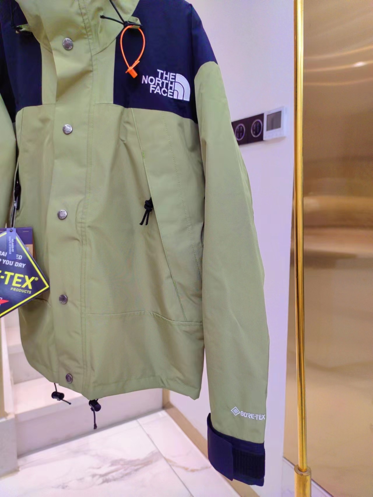 P470💰
全压胶版本欢迎对比
颜色:抹茶绿
TNF北面1990冲锋衣
𝗧𝗵𝗲 𝗡𝗼𝗿𝘁𝗵 𝗙𝗮𝗰𝗲 𝟭𝟵𝟵𝟬 自拍细节展示-𝗧𝗲𝘅
尺码:XS S M L XL XXL
产品细节特性:
1、 防水为国际ISO标准90(ISO4)级别达到荷叶水珠滚动效果!
2、 面料:采用2L双层Gore-tex面料,面料表层做超高强度防水,内层覆膜,所以到达三层防水的效果,使成衣具有防水防污透气的出色户外效果。
3、 内里:原厂植绒布,提高贴合度,保暖防寒。区别市面低端版本。
4、刺绣:进口田岛刺绣机还原ZP。田岛刺绣工整立体,饱满度立体感以及每个字母的神韵特点,一笔一划工工整整立体效果强烈
5、辅料:全衣原厂YKK拉链,可承受10万次拉力磨损,原厂魔术贴。开模定制五金配件,字体清晰立体
6、颗纽扣方向全部一致,水洗标二维码与zp一致,可扫!