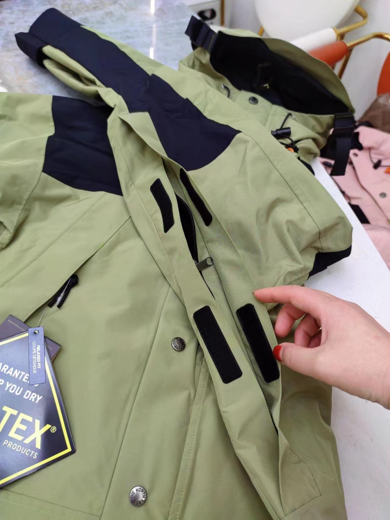 P470💰
全压胶版本欢迎对比
颜色:抹茶绿
TNF北面1990冲锋衣
𝗧𝗵𝗲 𝗡𝗼𝗿𝘁𝗵 𝗙𝗮𝗰𝗲 𝟭𝟵𝟵𝟬 自拍细节展示-𝗧𝗲𝘅
尺码:XS S M L XL XXL
产品细节特性:
1、 防水为国际ISO标准90(ISO4)级别达到荷叶水珠滚动效果!
2、 面料:采用2L双层Gore-tex面料,面料表层做超高强度防水,内层覆膜,所以到达三层防水的效果,使成衣具有防水防污透气的出色户外效果。
3、 内里:原厂植绒布,提高贴合度,保暖防寒。区别市面低端版本。
4、刺绣:进口田岛刺绣机还原ZP。田岛刺绣工整立体,饱满度立体感以及每个字母的神韵特点,一笔一划工工整整立体效果强烈
5、辅料:全衣原厂YKK拉链,可承受10万次拉力磨损,原厂魔术贴。开模定制五金配件,字体清晰立体
6、颗纽扣方向全部一致,水洗标二维码与zp一致,可扫!