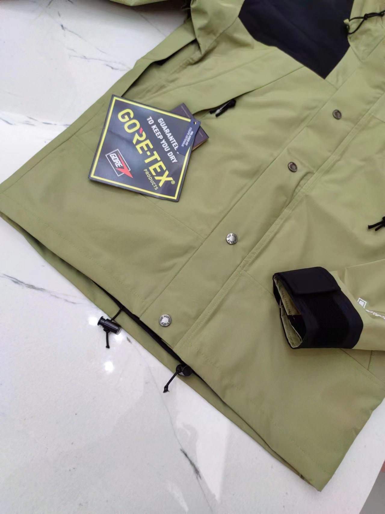 P470💰
全压胶版本欢迎对比
颜色:抹茶绿
TNF北面1990冲锋衣
𝗧𝗵𝗲 𝗡𝗼𝗿𝘁𝗵 𝗙𝗮𝗰𝗲 𝟭𝟵𝟵𝟬 自拍细节展示-𝗧𝗲𝘅
尺码:XS S M L XL XXL
产品细节特性:
1、 防水为国际ISO标准90(ISO4)级别达到荷叶水珠滚动效果!
2、 面料:采用2L双层Gore-tex面料,面料表层做超高强度防水,内层覆膜,所以到达三层防水的效果,使成衣具有防水防污透气的出色户外效果。
3、 内里:原厂植绒布,提高贴合度,保暖防寒。区别市面低端版本。
4、刺绣:进口田岛刺绣机还原ZP。田岛刺绣工整立体,饱满度立体感以及每个字母的神韵特点,一笔一划工工整整立体效果强烈
5、辅料:全衣原厂YKK拉链,可承受10万次拉力磨损,原厂魔术贴。开模定制五金配件,字体清晰立体
6、颗纽扣方向全部一致,水洗标二维码与zp一致,可扫!
