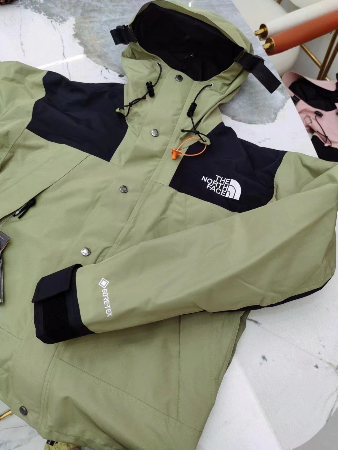 P470💰
全压胶版本欢迎对比
颜色:抹茶绿
TNF北面1990冲锋衣
𝗧𝗵𝗲 𝗡𝗼𝗿𝘁𝗵 𝗙𝗮𝗰𝗲 𝟭𝟵𝟵𝟬 自拍细节展示-𝗧𝗲𝘅
尺码:XS S M L XL XXL
产品细节特性:
1、 防水为国际ISO标准90(ISO4)级别达到荷叶水珠滚动效果!
2、 面料:采用2L双层Gore-tex面料,面料表层做超高强度防水,内层覆膜,所以到达三层防水的效果,使成衣具有防水防污透气的出色户外效果。
3、 内里:原厂植绒布,提高贴合度,保暖防寒。区别市面低端版本。
4、刺绣:进口田岛刺绣机还原ZP。田岛刺绣工整立体,饱满度立体感以及每个字母的神韵特点,一笔一划工工整整立体效果强烈
5、辅料:全衣原厂YKK拉链,可承受10万次拉力磨损,原厂魔术贴。开模定制五金配件,字体清晰立体
6、颗纽扣方向全部一致,水洗标二维码与zp一致,可扫!