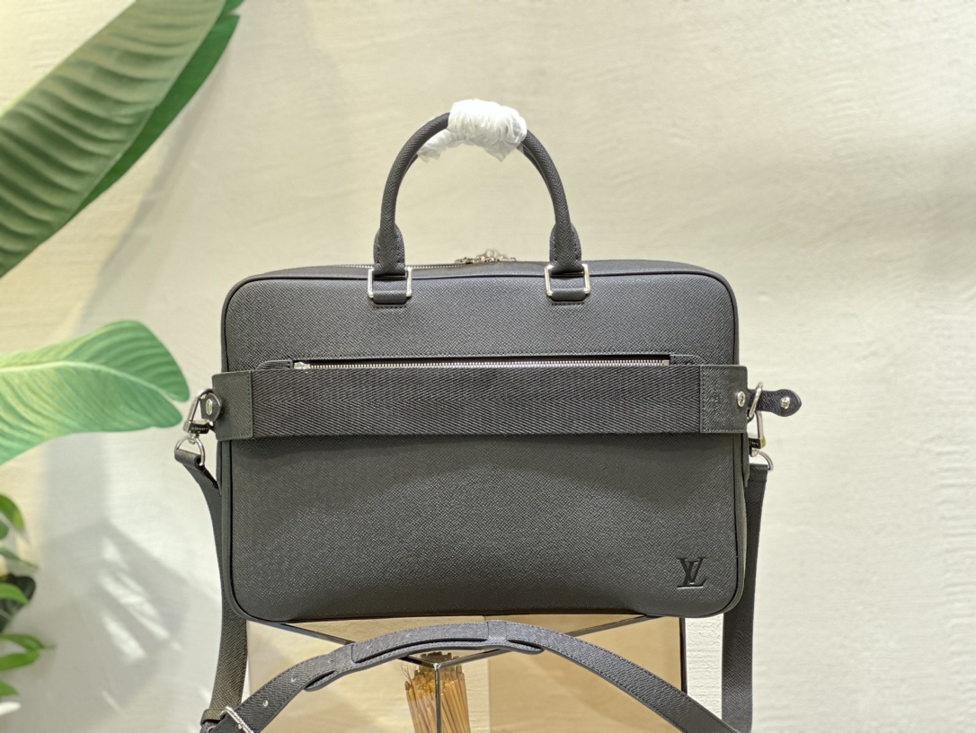 Fendi Luxury Designer Handbag Shoulder Crossbody Bag crafted in premium