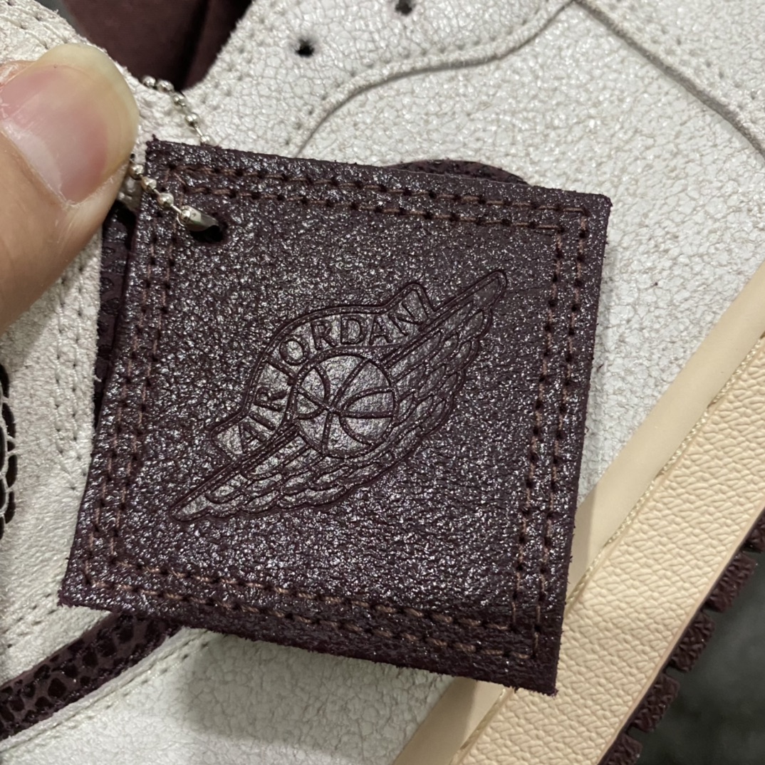 【莞产裁片】A Ma Maniere x Air Jordan 1 HighAMM x AJ1蛇纹龟裂 DO7097-100n除了ljr外市场最顶的一个版本n历时数月开发 原鞋比对匹配率99%n原楦原纸板 打造原鞋一致的鞋型n原厂龟裂皮料 飞翼3D高频 原厂模具鞋盒 防尘纸  塑料外壳均采购来自原厂所有细节经得起推敲 经得起对比 全码补齐供应 Size：40.5 41 42 42.5 43 44 44.5 45 46 47.5-莆田鞋批发中心