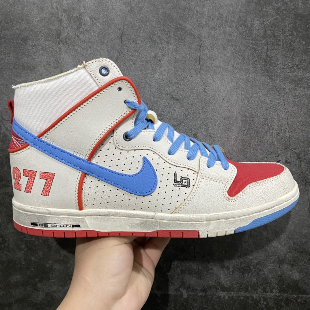 【纯原Y版】 Ishod Wair X Magnus Walker X Nike SB Dunk High Pro Decon QS 白蓝红 保时捷911 货号：DH7683-100n本次Nike SB携手天才滑手Ishod Wair与洛杉矶汽车收藏家Magnus Walker,联手推出这款特别版SB Dunk High Pro，以此向Ishod对汽车的热爱表达致敬。该鞋款的设计灵感源自一部知名的德国跑车，其皮革鞋面表层会随着时间推移而磨损，逐渐显露出隐藏在下方的金色内层，以此呼应这部跑车的原始色调;后跟和鞋舌处则饰有英国国旗刺绣，同时左右脚鞋子的内侧均搭配花呢格纹衬里。nSize: 36 36.5 37.5 38 38.5 39 40 40.5 41 42 42.5 43 44 44.5 45 46 47.5-莆田鞋批发中心