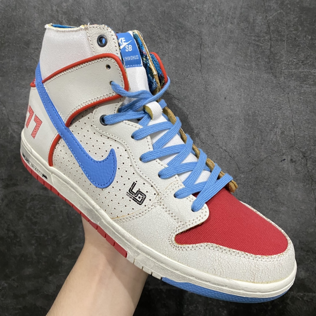 图片[3]-【纯原Y版】 Ishod Wair X Magnus Walker X Nike SB Dunk High Pro Decon QS 白蓝红 保时捷911 货号：DH7683-100n本次Nike SB携手天才滑手Ishod Wair与洛杉矶汽车收藏家Magnus Walker,联手推出这款特别版SB Dunk High Pro，以此向Ishod对汽车的热爱表达致敬。该鞋款的设计灵感源自一部知名的德国跑车，其皮革鞋面表层会随着时间推移而磨损，逐渐显露出隐藏在下方的金色内层，以此呼应这部跑车的原始色调;后跟和鞋舌处则饰有英国国旗刺绣，同时左右脚鞋子的内侧均搭配花呢格纹衬里。nSize: 36 36.5 37.5 38 38.5 39 40 40.5 41 42 42.5 43 44 44.5 45 46 47.5-莆田鞋批发中心