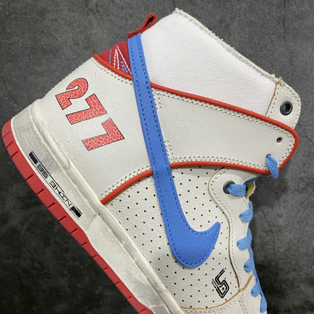 图片[7]-【纯原Y版】 Ishod Wair X Magnus Walker X Nike SB Dunk High Pro Decon QS 白蓝红 保时捷911 货号：DH7683-100n本次Nike SB携手天才滑手Ishod Wair与洛杉矶汽车收藏家Magnus Walker,联手推出这款特别版SB Dunk High Pro，以此向Ishod对汽车的热爱表达致敬。该鞋款的设计灵感源自一部知名的德国跑车，其皮革鞋面表层会随着时间推移而磨损，逐渐显露出隐藏在下方的金色内层，以此呼应这部跑车的原始色调;后跟和鞋舌处则饰有英国国旗刺绣，同时左右脚鞋子的内侧均搭配花呢格纹衬里。nSize: 36 36.5 37.5 38 38.5 39 40 40.5 41 42 42.5 43 44 44.5 45 46 47.5-莆田鞋批发中心