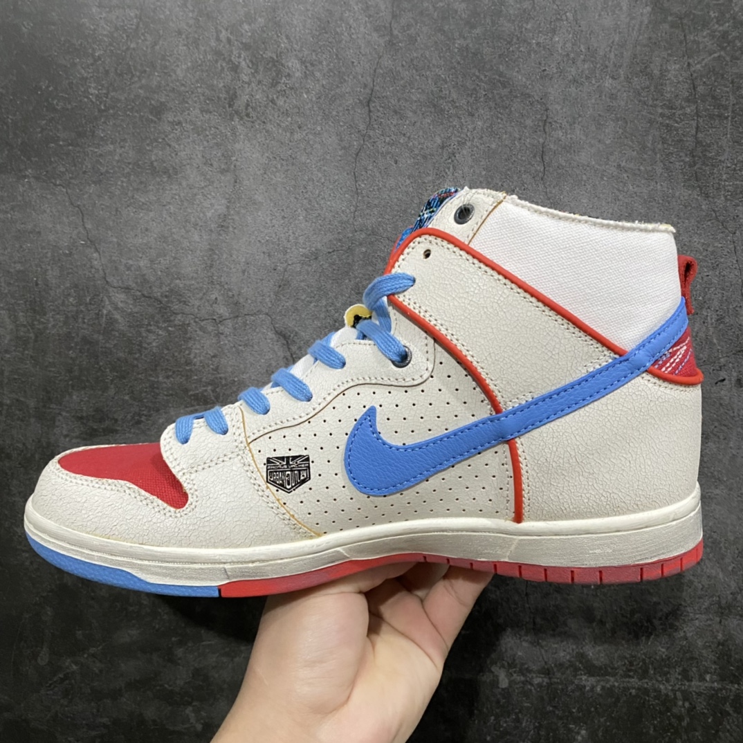 图片[2]-【纯原Y版】 Ishod Wair X Magnus Walker X Nike SB Dunk High Pro Decon QS 白蓝红 保时捷911 货号：DH7683-100n本次Nike SB携手天才滑手Ishod Wair与洛杉矶汽车收藏家Magnus Walker,联手推出这款特别版SB Dunk High Pro，以此向Ishod对汽车的热爱表达致敬。该鞋款的设计灵感源自一部知名的德国跑车，其皮革鞋面表层会随着时间推移而磨损，逐渐显露出隐藏在下方的金色内层，以此呼应这部跑车的原始色调;后跟和鞋舌处则饰有英国国旗刺绣，同时左右脚鞋子的内侧均搭配花呢格纹衬里。nSize: 36 36.5 37.5 38 38.5 39 40 40.5 41 42 42.5 43 44 44.5 45 46 47.5-莆田鞋批发中心