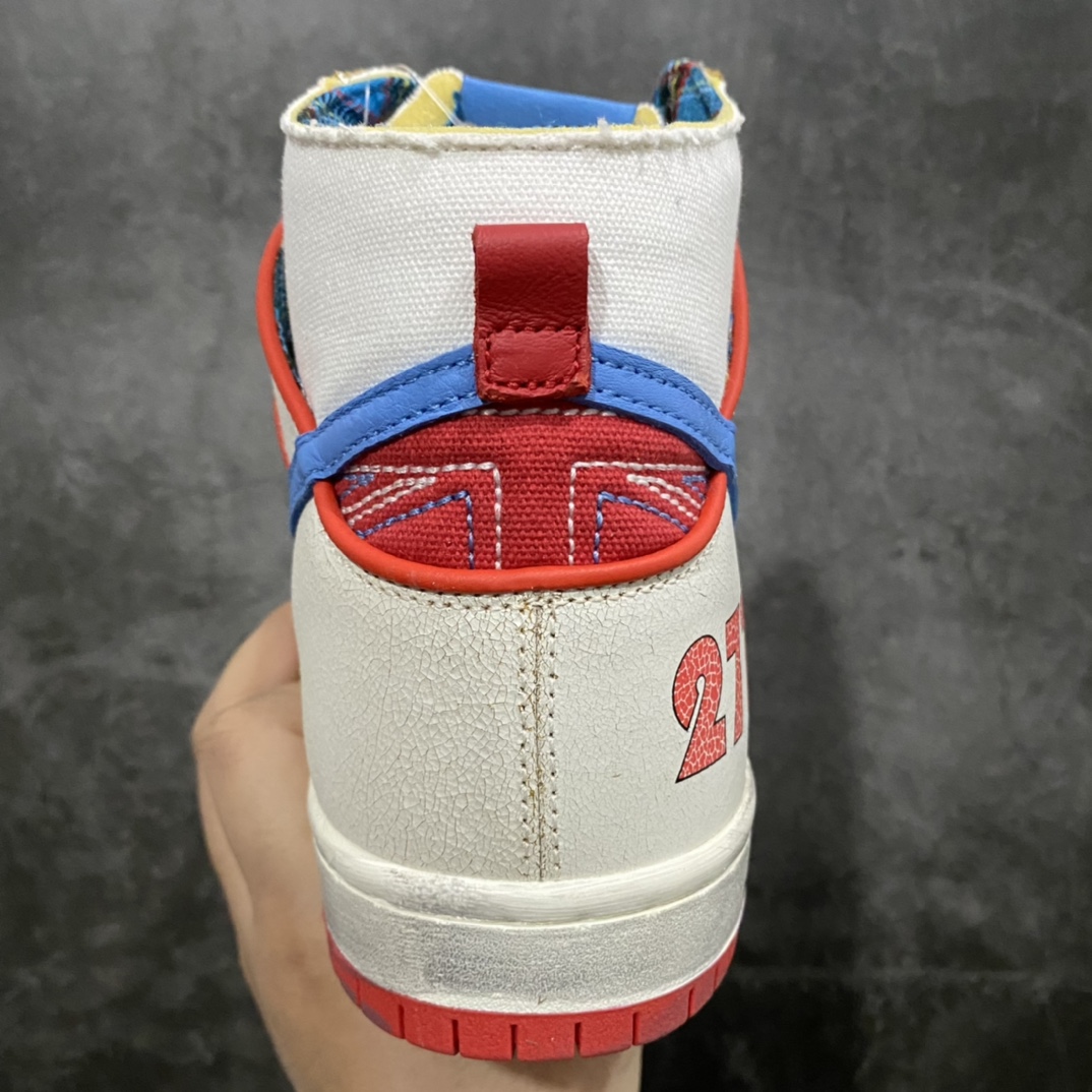 图片[4]-【纯原Y版】 Ishod Wair X Magnus Walker X Nike SB Dunk High Pro Decon QS 白蓝红 保时捷911 货号：DH7683-100n本次Nike SB携手天才滑手Ishod Wair与洛杉矶汽车收藏家Magnus Walker,联手推出这款特别版SB Dunk High Pro，以此向Ishod对汽车的热爱表达致敬。该鞋款的设计灵感源自一部知名的德国跑车，其皮革鞋面表层会随着时间推移而磨损，逐渐显露出隐藏在下方的金色内层，以此呼应这部跑车的原始色调;后跟和鞋舌处则饰有英国国旗刺绣，同时左右脚鞋子的内侧均搭配花呢格纹衬里。nSize: 36 36.5 37.5 38 38.5 39 40 40.5 41 42 42.5 43 44 44.5 45 46 47.5-莆田鞋批发中心