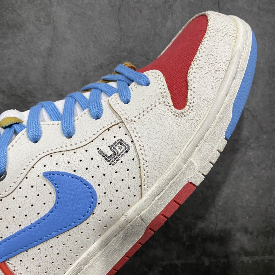 图片[6]-【纯原Y版】 Ishod Wair X Magnus Walker X Nike SB Dunk High Pro Decon QS 白蓝红 保时捷911 货号：DH7683-100n本次Nike SB携手天才滑手Ishod Wair与洛杉矶汽车收藏家Magnus Walker,联手推出这款特别版SB Dunk High Pro，以此向Ishod对汽车的热爱表达致敬。该鞋款的设计灵感源自一部知名的德国跑车，其皮革鞋面表层会随着时间推移而磨损，逐渐显露出隐藏在下方的金色内层，以此呼应这部跑车的原始色调;后跟和鞋舌处则饰有英国国旗刺绣，同时左右脚鞋子的内侧均搭配花呢格纹衬里。nSize: 36 36.5 37.5 38 38.5 39 40 40.5 41 42 42.5 43 44 44.5 45 46 47.5-莆田鞋批发中心