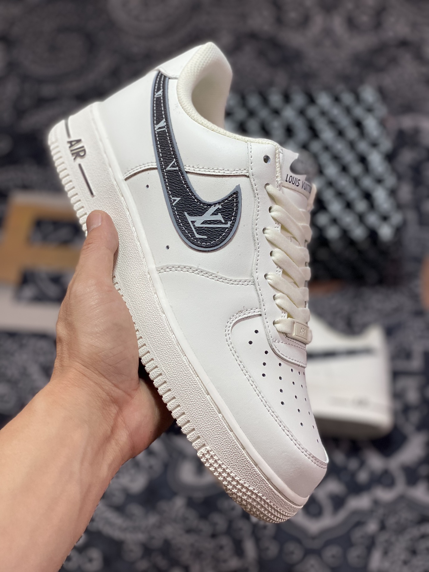 240 Louis Vuitton x Nike Air Force 1’07 LV8 Low”White/Black Monogram”空军一号板鞋“皮革米白黑灰LV老花钩子”KV3696-660