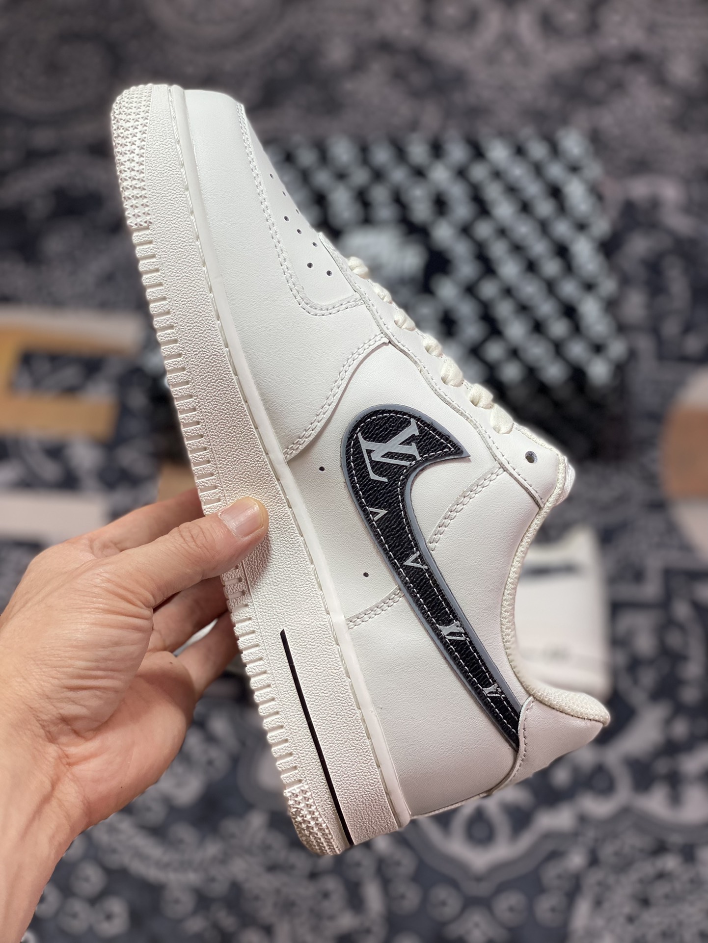 240 Louis Vuitton x Nike Air Force 1'07 LV8 Low”White/Black Monogram”空军一号板鞋“皮革米白黑灰LV老花钩子”KV3696-660