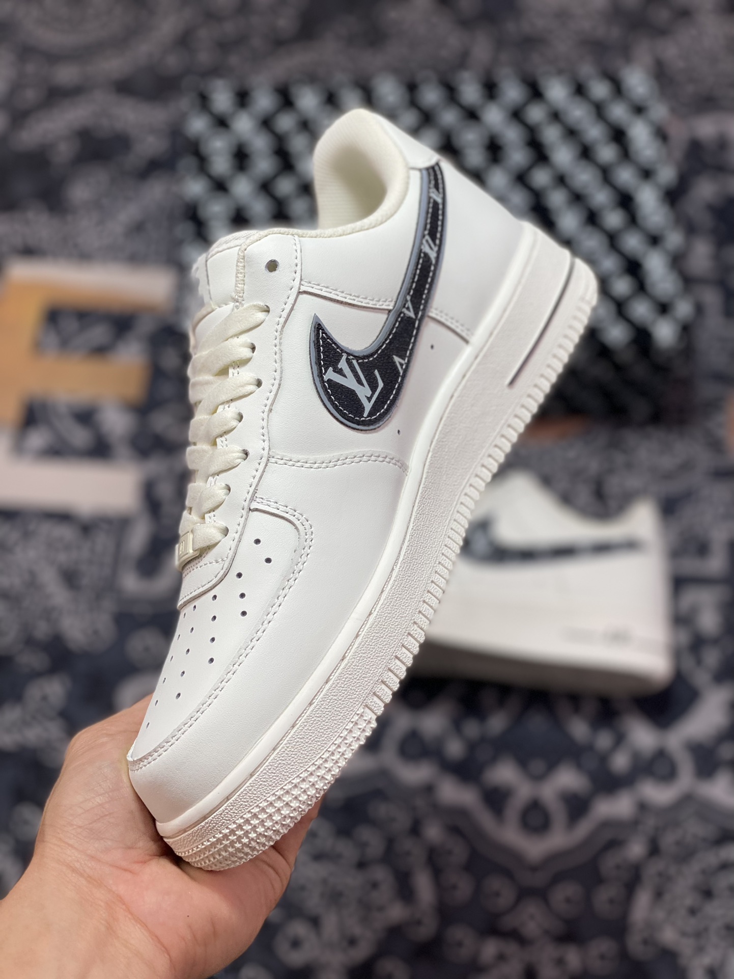 240 Louis Vuitton x Nike Air Force 1'07 LV8 Low”White/Black Monogram”空军一号板鞋“皮革米白黑灰LV老花钩子”KV3696-660