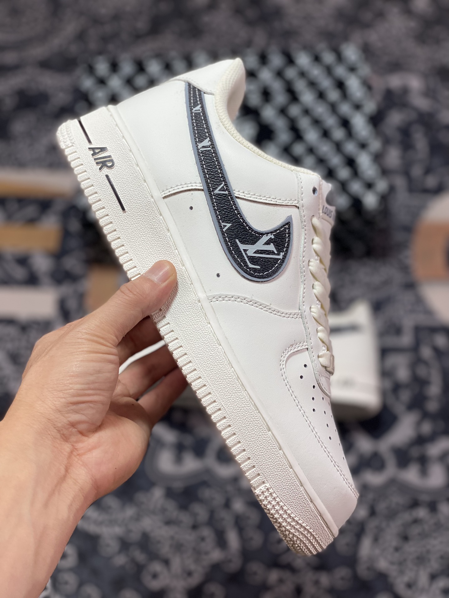 240 Louis Vuitton x Nike Air Force 1'07 LV8 Low”White/Black Monogram”空军一号板鞋“皮革米白黑灰LV老花钩子”KV3696-660