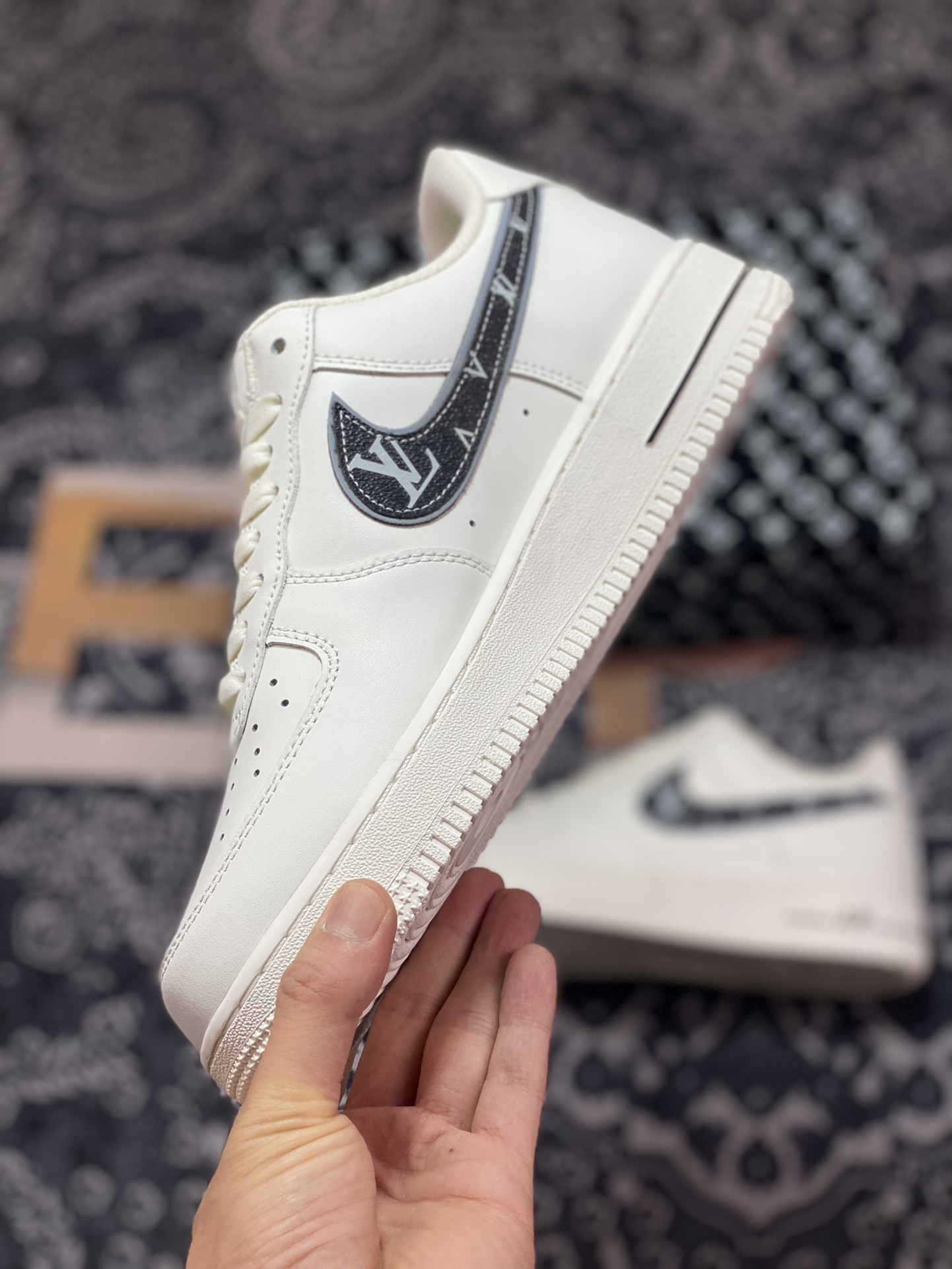 240 Louis Vuitton x Nike Air Force 1'07 LV8 Low”White/Black Monogram”空军一号板鞋“皮革米白黑灰LV老花钩子”KV3696-660