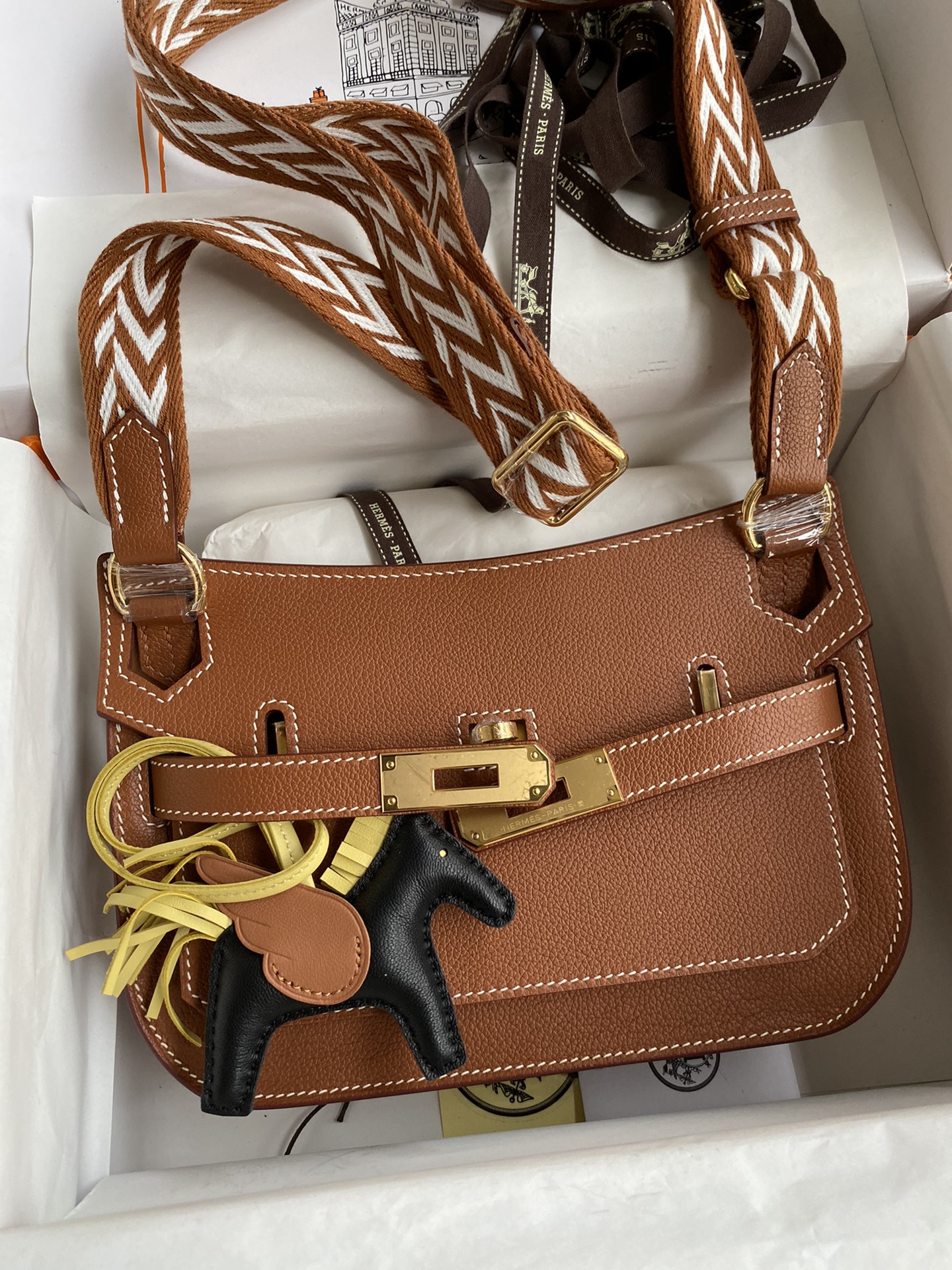 Elegant Leather Handbag with Stylish Strap & Horse Charm - Timeless Design