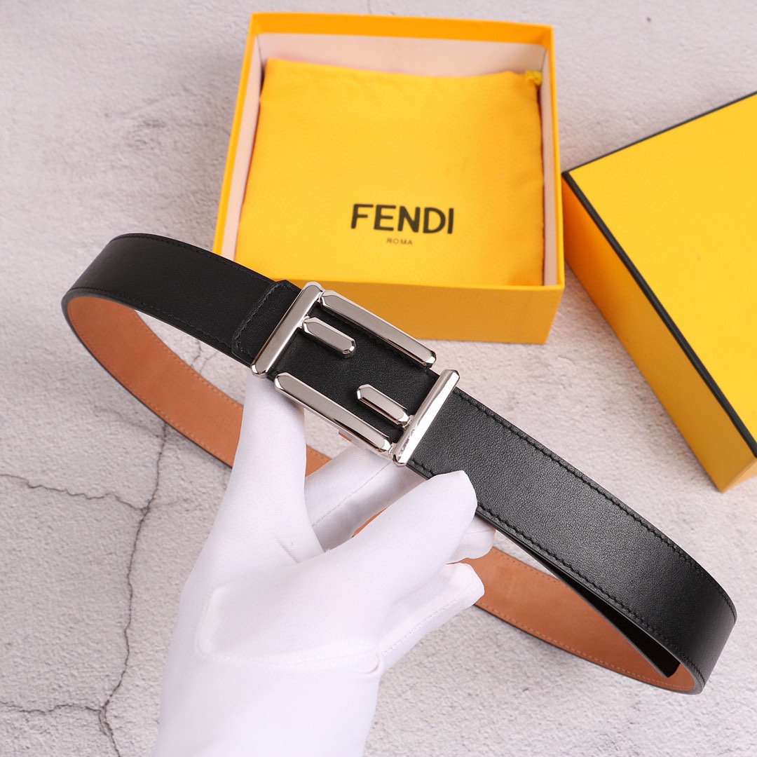 
FENDl（芬迪）专柜同款 女士腰带 宽3.0CM 双面头层牛皮制作 搭配经典FF纯铜扣 经典时尚 潮