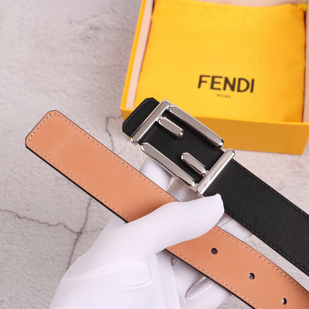 
FENDl（芬迪）专柜同款 女士腰带 宽3.0CM 双面头层牛皮制作 搭配经典FF纯铜扣 经典时尚 潮