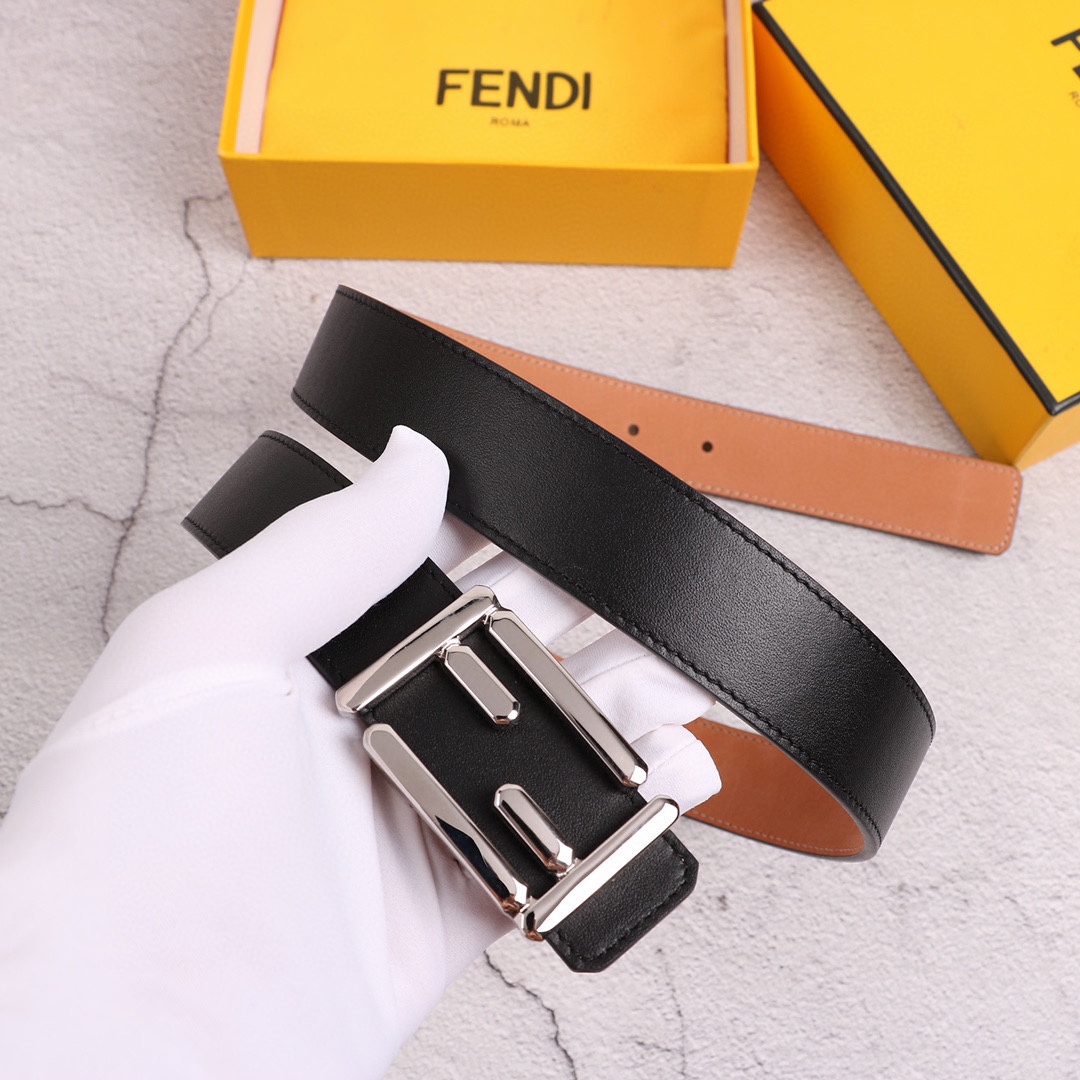 
FENDl（芬迪）专柜同款 女士腰带 宽3.0CM 双面头层牛皮制作 搭配经典FF纯铜扣 经典时尚 潮