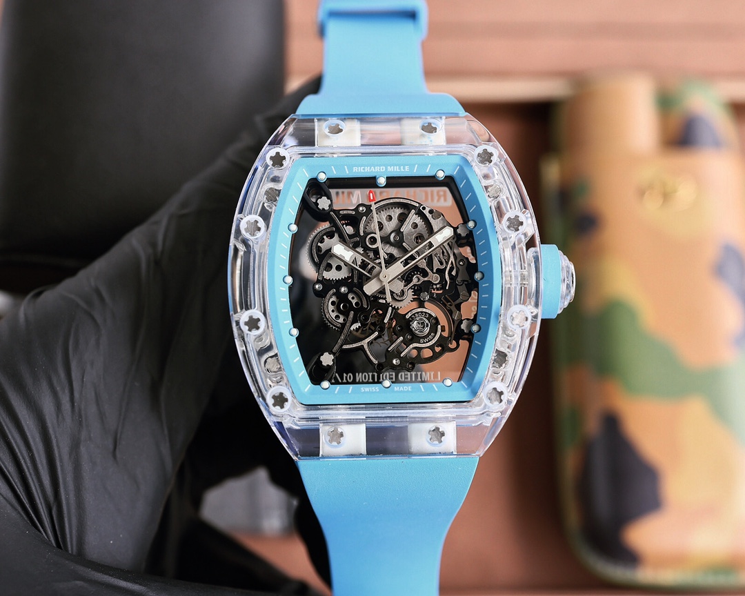 NO:947323,'Crystal Love·All-in-One Real Machine' Crystal RM is crystal clear and pure. RICHARD MILLE is the popular integrated RMUL 2 movement. RM has always been a popular model in the RM brand sales market. It is sought after by many celebrities and wealthy people. The replica industry has also been striving for excellence, constantly improving details and differences, and detoxifying top enthusiasts.  The replica of the integrated RMUL2 true balance spring movement exclusively uses white shock absorbers on both the front and back. The shock absorbers are the unique and iconic feature of the original Richard Mille. As the saying goes, 'whether it is real or fake' can be easily distinguished from the color of the shock absorber: 'red or white'.  The whole set of watch cases is made of crystal material, which is crystal clear, round and green; has high hardness and delicate hand feel; the upper and lower crystal shell cases are processed by CNC, which makes the gaps between the shell cases tight and extremely waterproof. The dimensions of the ergonomic curved slim case are consistent with the original product, 51mm long, 430mm wide, and 15.8mm thick. The natural rubber strap is soft and comfortable. The ergonomic hand-friendly and skin-friendly design (can also be worn normally on slim girls' wrists).  Enhanced waterproofing, less prone to fogging, and can be worn in reasonable wet environments. Better waterproof than similar products on the market.19860909『 水晶之恋·一体真机 』 水晶RM  晶莹剔透·冰清玉洁 RICHARD MILLE 理查米尔 为倍受欢迎的一体RMUL 2机芯RM一直是RM品牌销售市场的火爆欢迎款,为受众多明星富豪追捧,复刻界也一直精益求精,不断完善细节差异,为顶级发烧友解毒. 复刻一体RMUL2真摆轮游丝机芯,独家做到正反字面都是使用白色的避震器,避震器是原版理查米尔独一无二的标志性特征.正所谓“是真是假”从避震器颜色“是红是白”就可以非常轻易的分辩出. 全套表壳采用水晶材料,晶莹剔透、珠圆碧润；硬度高、手感细腻；采用数控CNC加工上下水晶壳套,使得壳套缝隙紧密,防水极强.  人体工学弧形纤薄表壳,尺寸与原品一致长51mm,宽430mm,厚15.8mm. 天然橡胶表带,柔软舒适.人体工学贴手亲肤设计（苗条女生手腕亦可正常佩戴）. 加强防水,不易起雾,可在合理的湿水环境中佩戴.优于市场同类产品防水.,,Watch