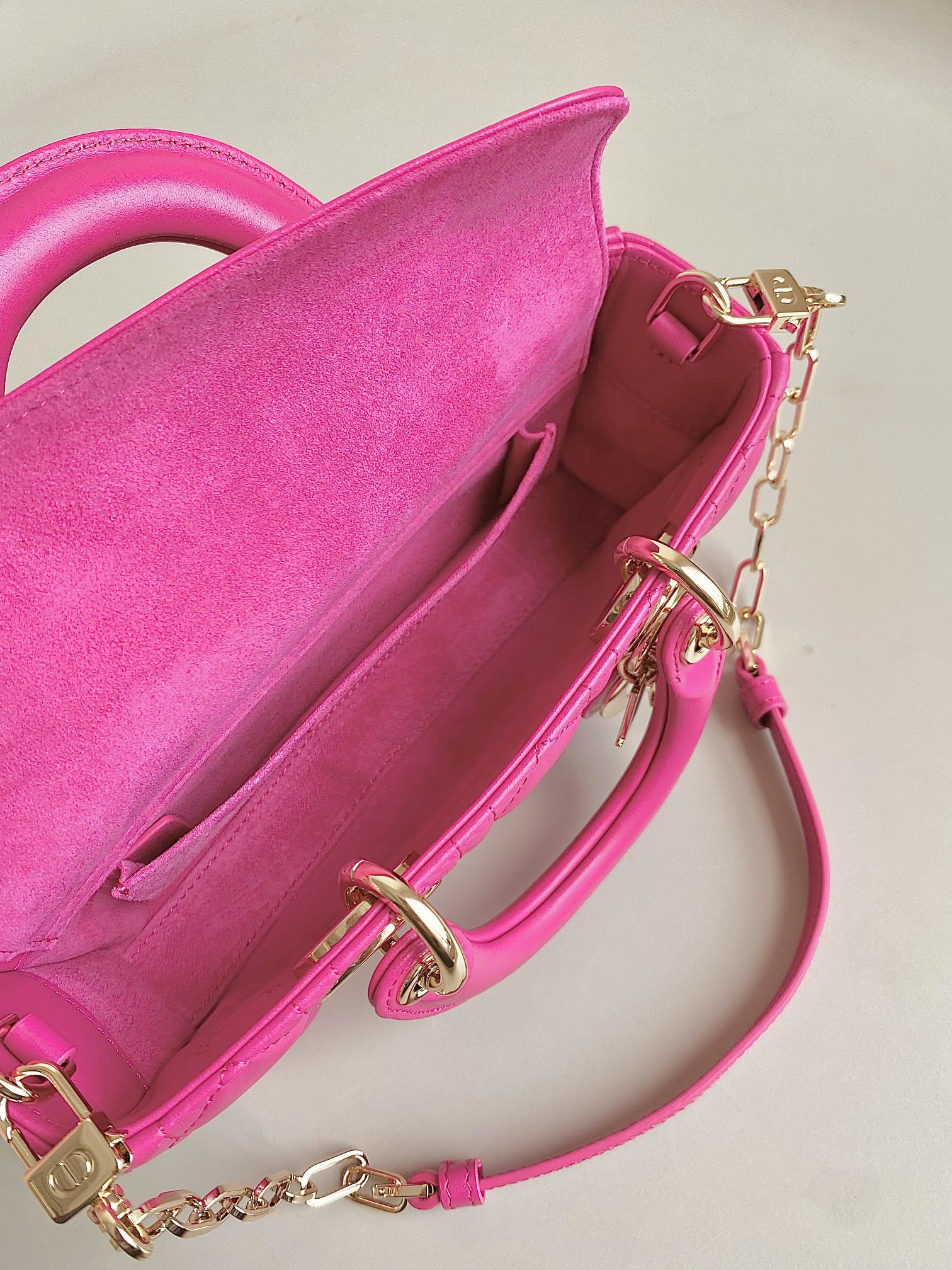 Dior 𝗗-𝗝𝗼𝘆 𝗯𝗮𝗴23新色