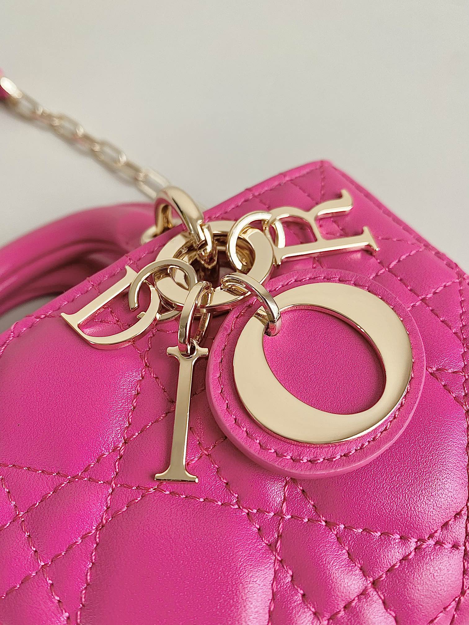 Dior 火龙果 超迷你𝗗-𝗝𝗼𝘆 𝗯𝗮𝗴七夕爱心款 果然就是轮回 回归了一把中古戴妃长方包形