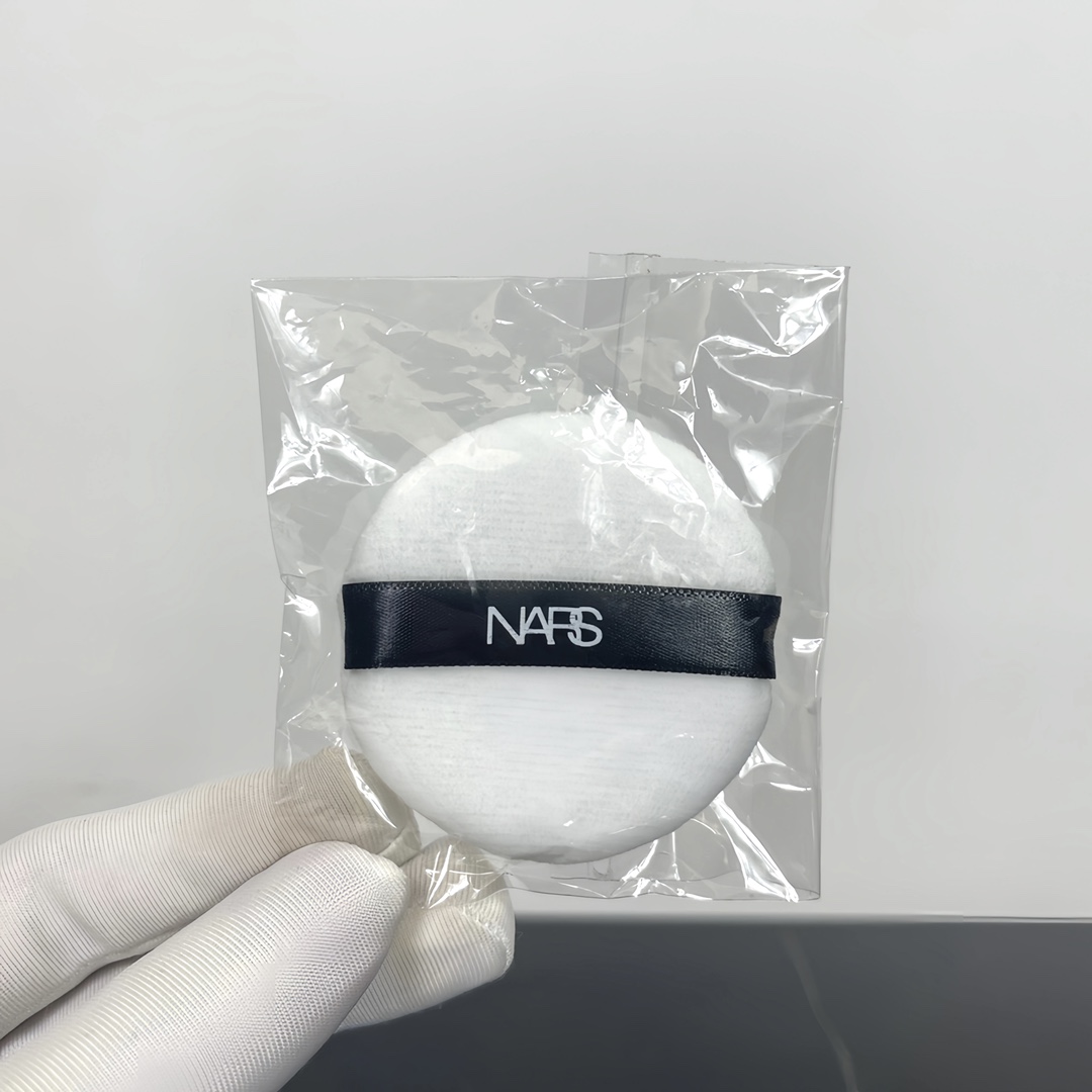 专/40💰
可配粉扑+中文标，低价跑量款，原打盒规格3个装✔️NARS粉饼10g！