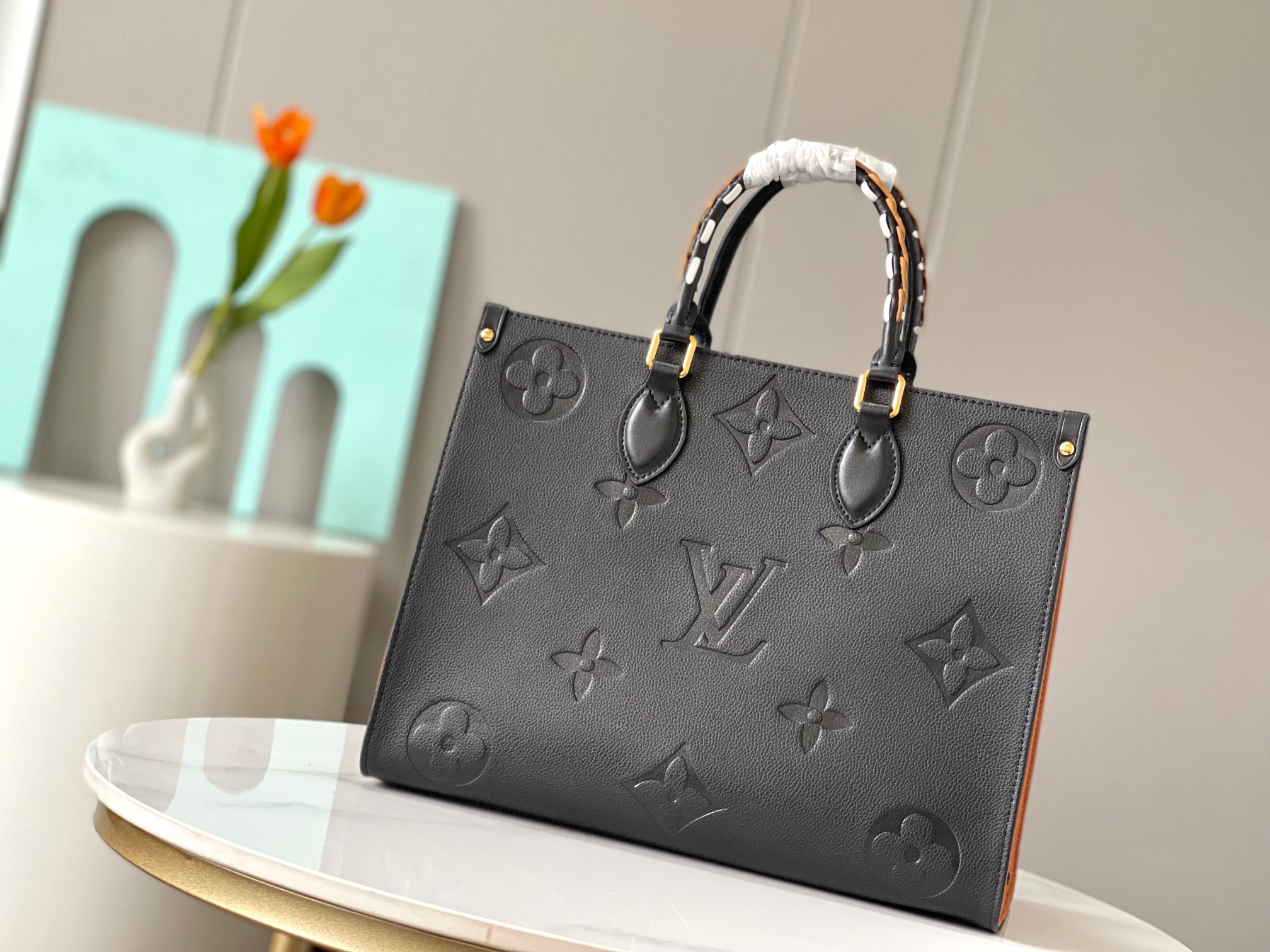 this Onthego MM handbag is crafted from Monogram Empreinte leather - Bag