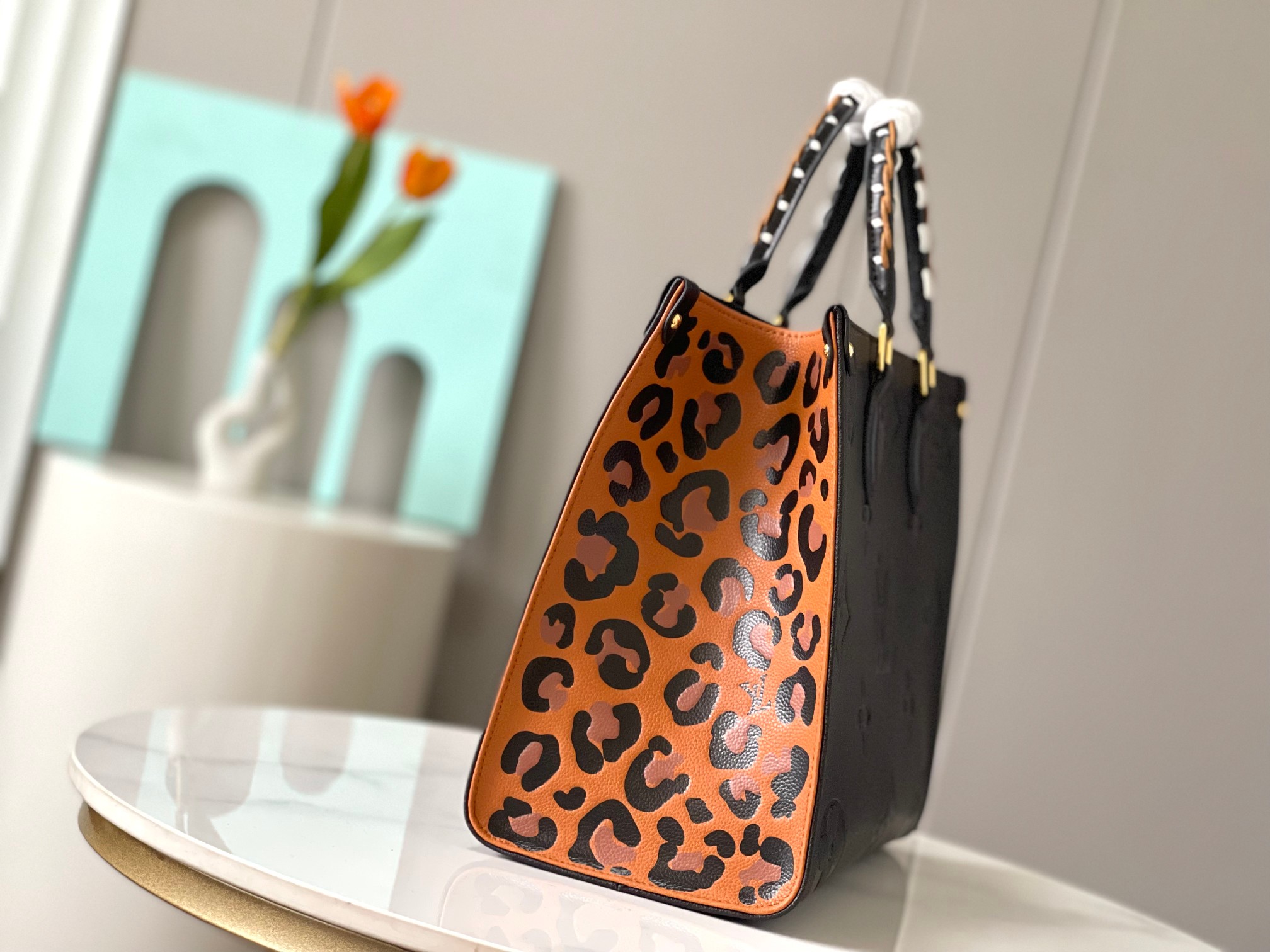 this Onthego MM handbag is crafted from Monogram Empreinte leather - Bag 2