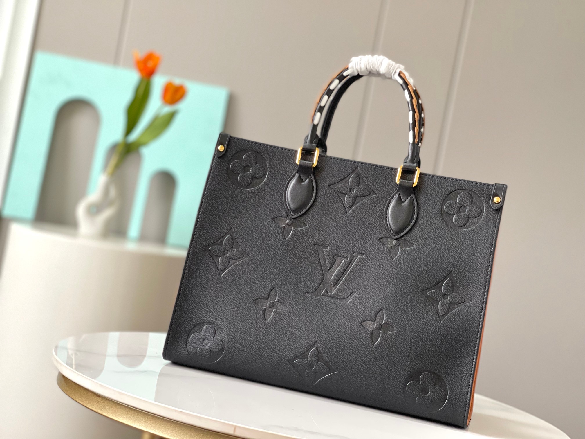 this Onthego MM handbag is crafted from Monogram Empreinte leather - Bag 3