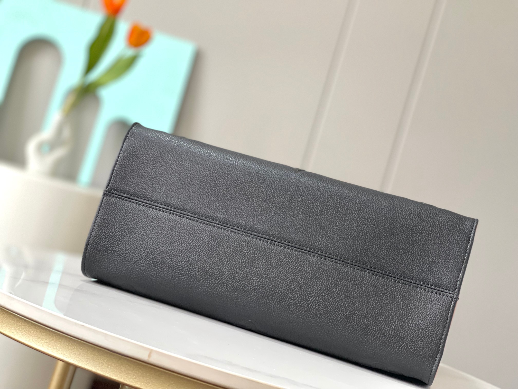 this Onthego MM handbag is crafted from Monogram Empreinte leather - Bag 4