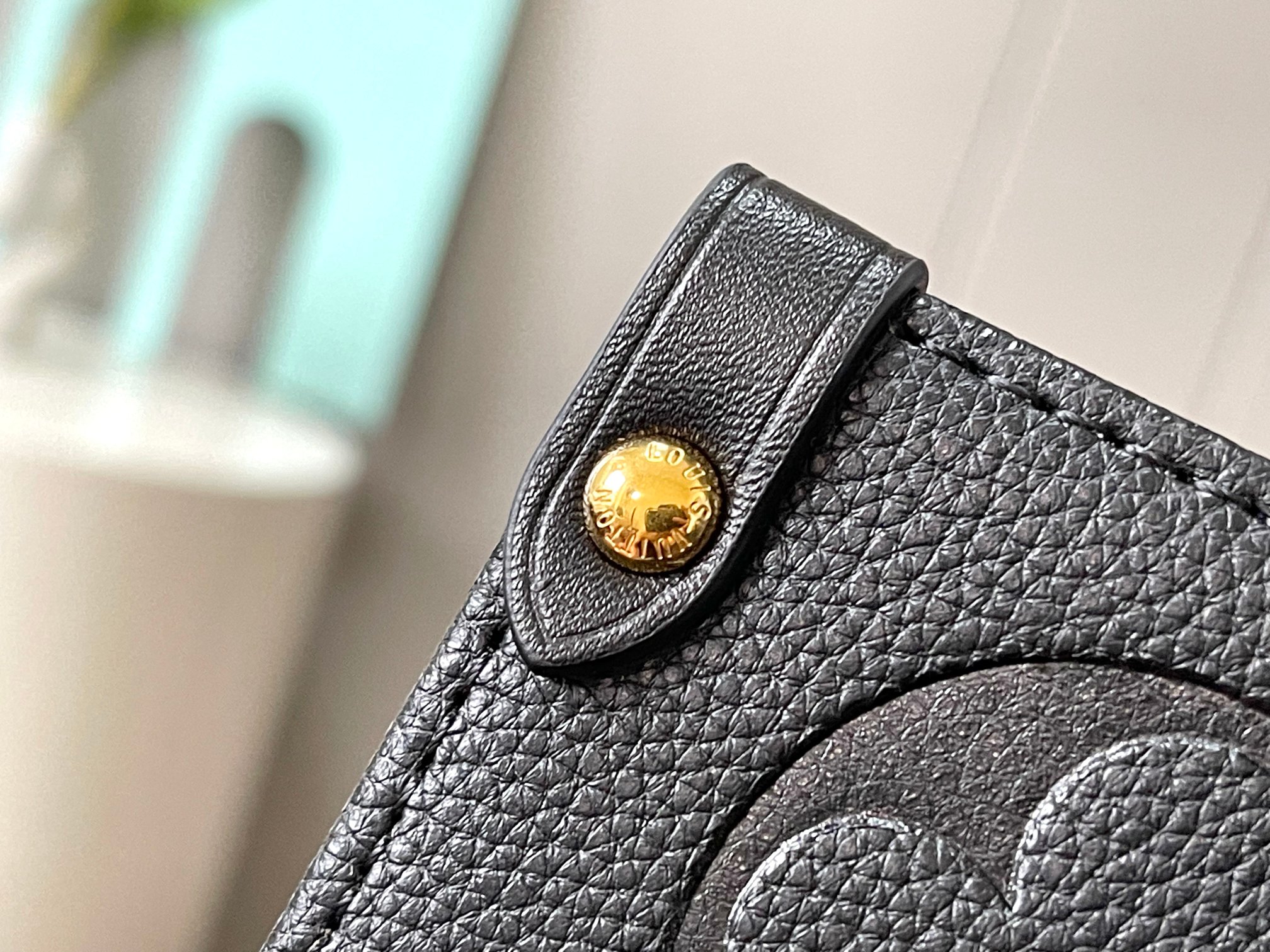 this Onthego MM handbag is crafted from Monogram Empreinte leather - Bag 5