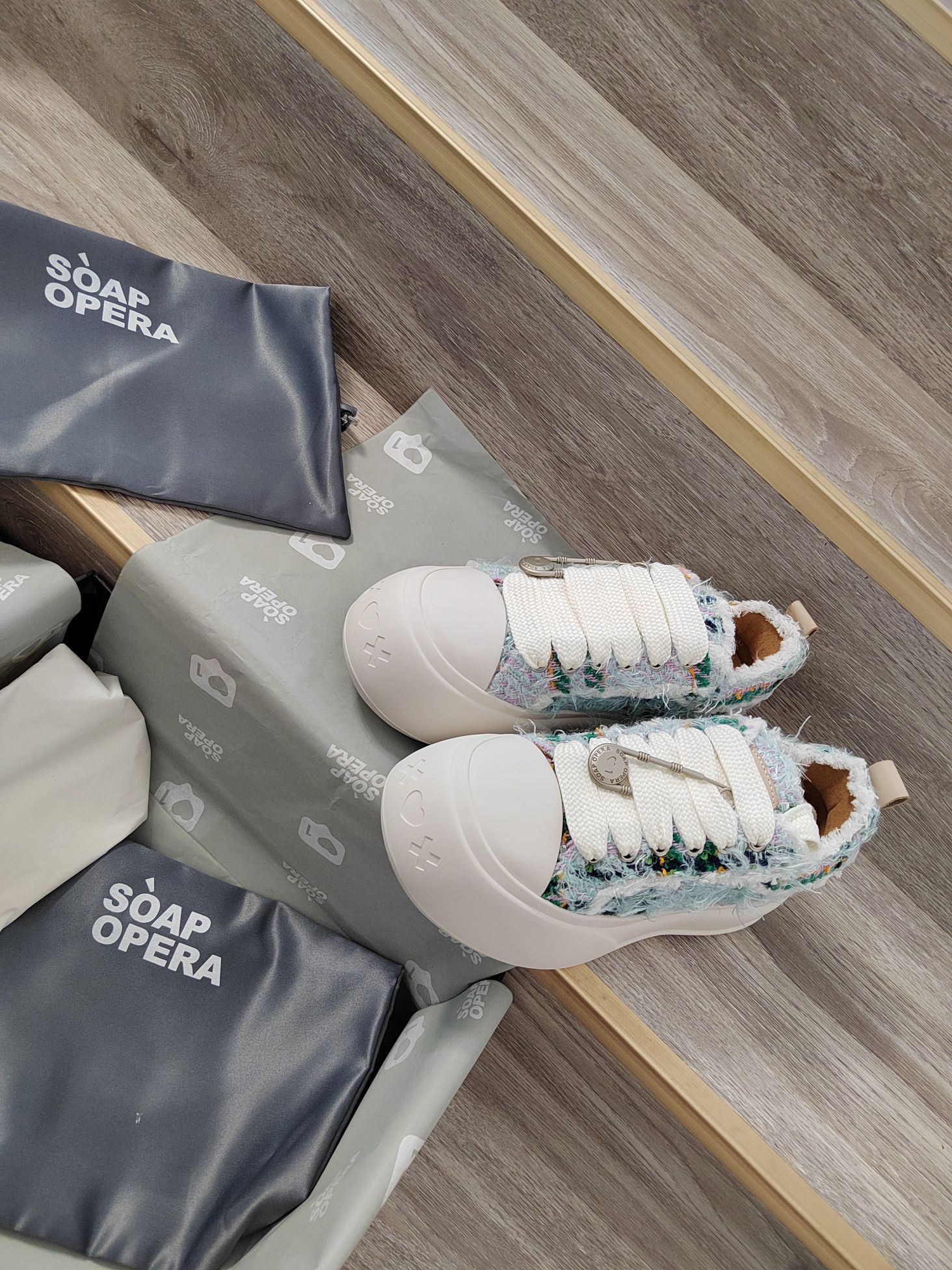 Trendy Bubble Shoes from SoAP OPERA Worn by Entertainment Celebrities - 图片 2