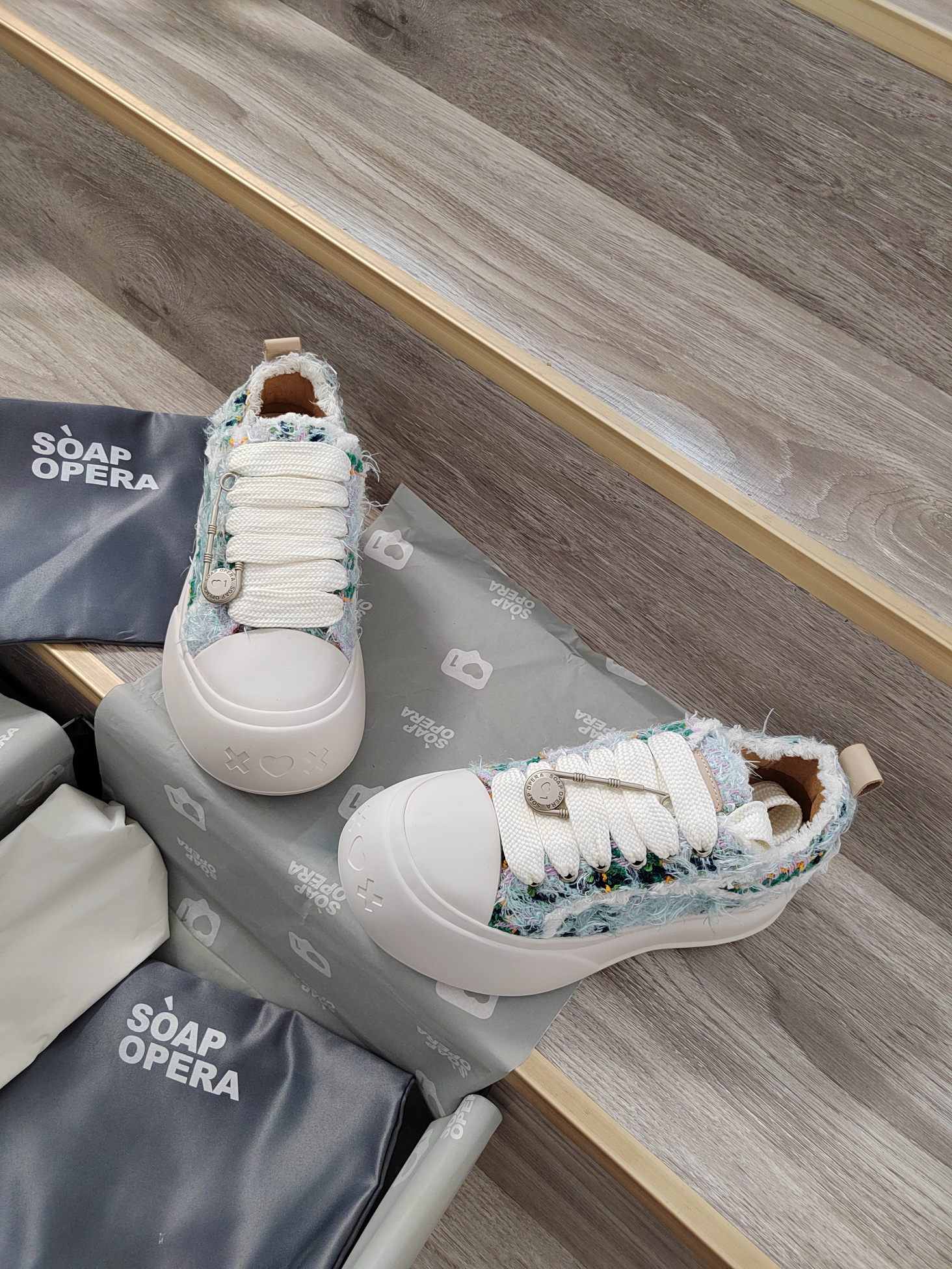 Trendy Bubble Shoes from SoAP OPERA Worn by Entertainment Celebrities - 图片 3