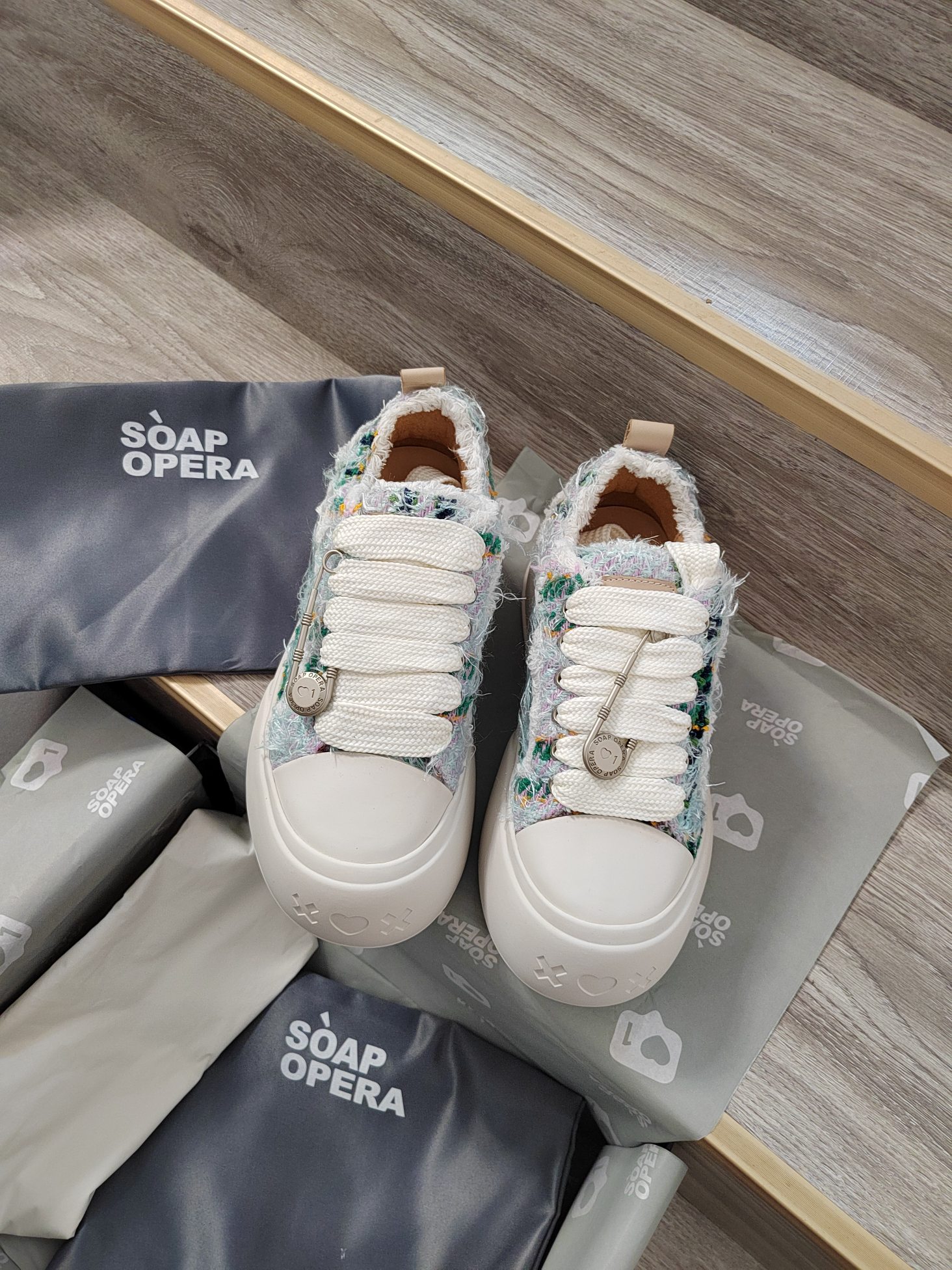 Trendy Bubble Shoes from SoAP OPERA Worn by Entertainment Celebrities - 图片 4