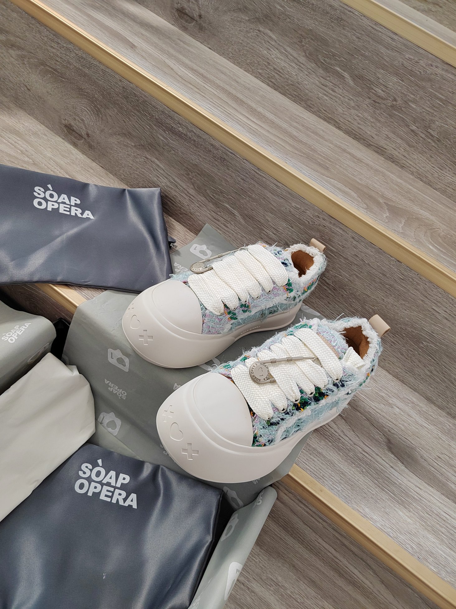 Trendy Bubble Shoes from SoAP OPERA Worn by Entertainment Celebrities - 图片 6